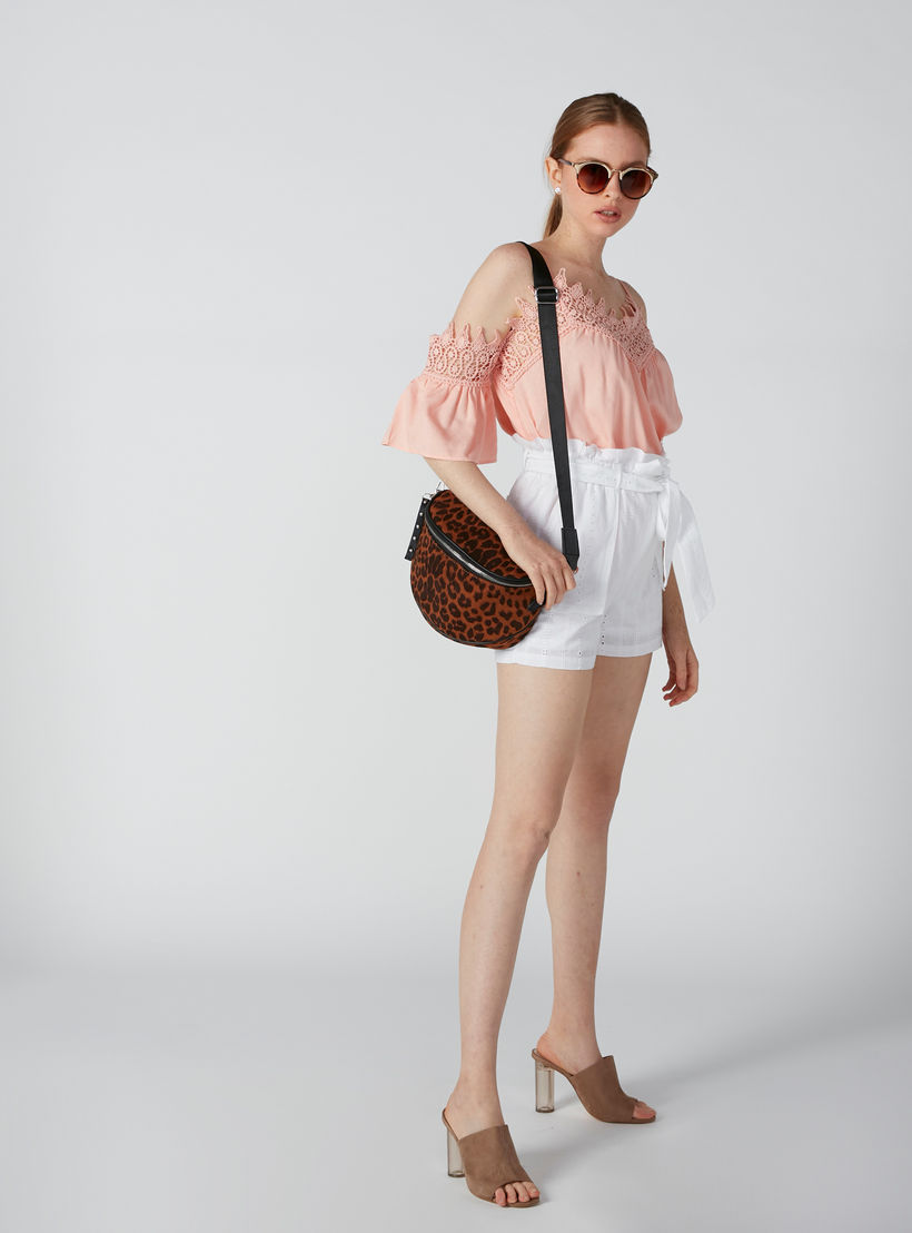 توب بأكتاف مكشوفة وياقة V وتفاصيل دانتيل-women-clothing-shirtsandblouses-blouses-image-1