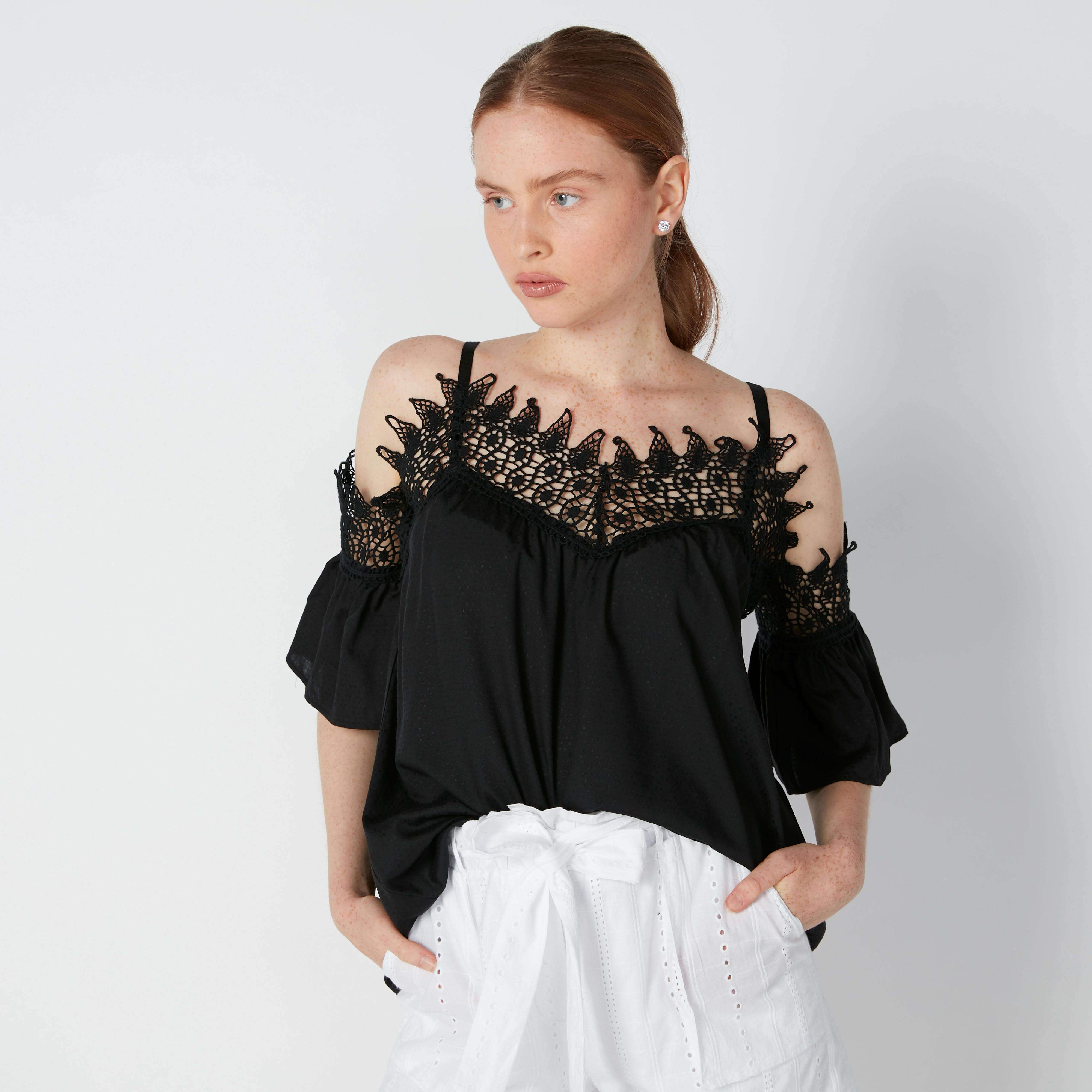 توب بأكتاف مكشوفة وياقة V وتفاصيل دانتيل-women-clothing-shirtsandblouses-blouses-image-12