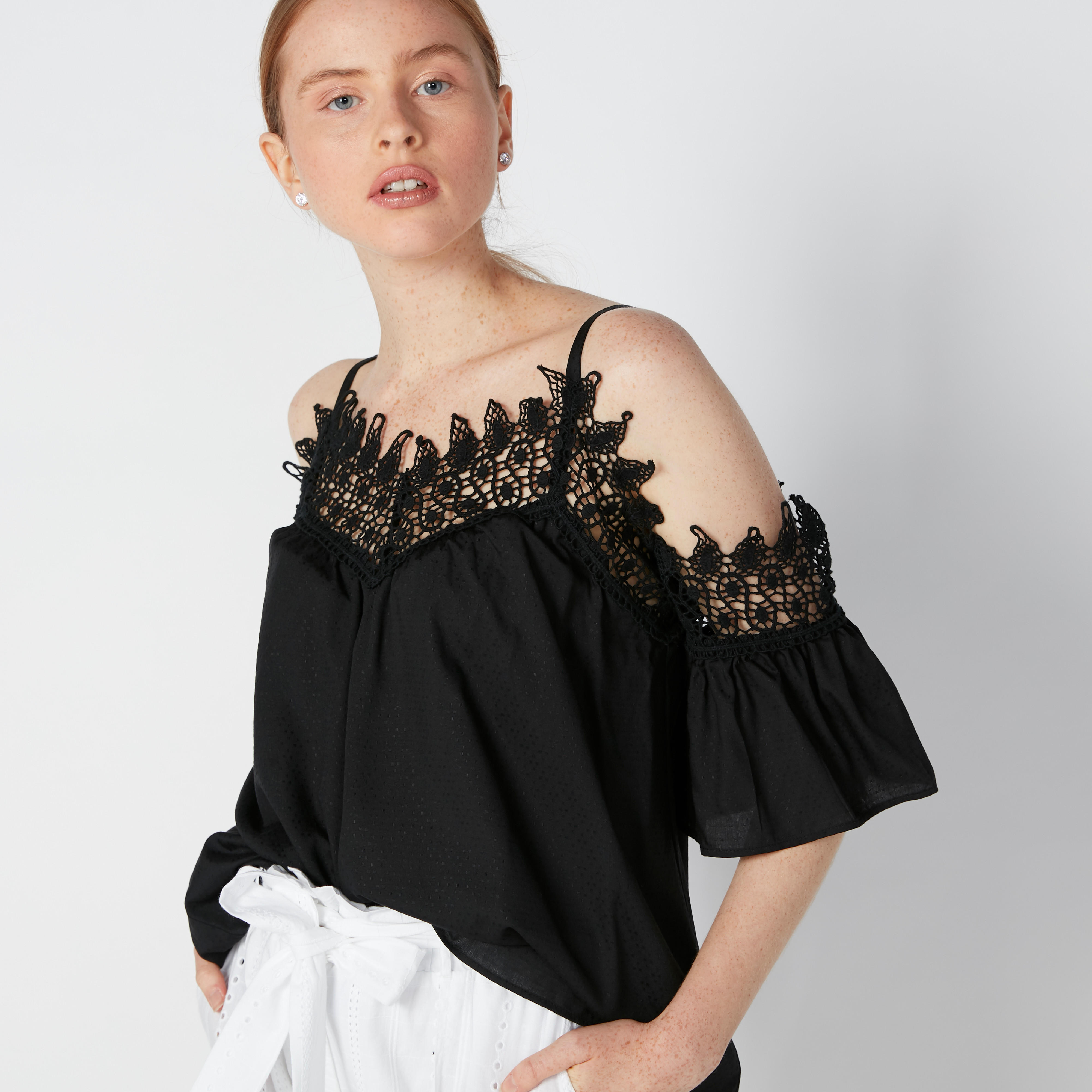 توب بأكتاف مكشوفة وياقة V وتفاصيل دانتيل-women-clothing-shirtsandblouses-blouses-image-15