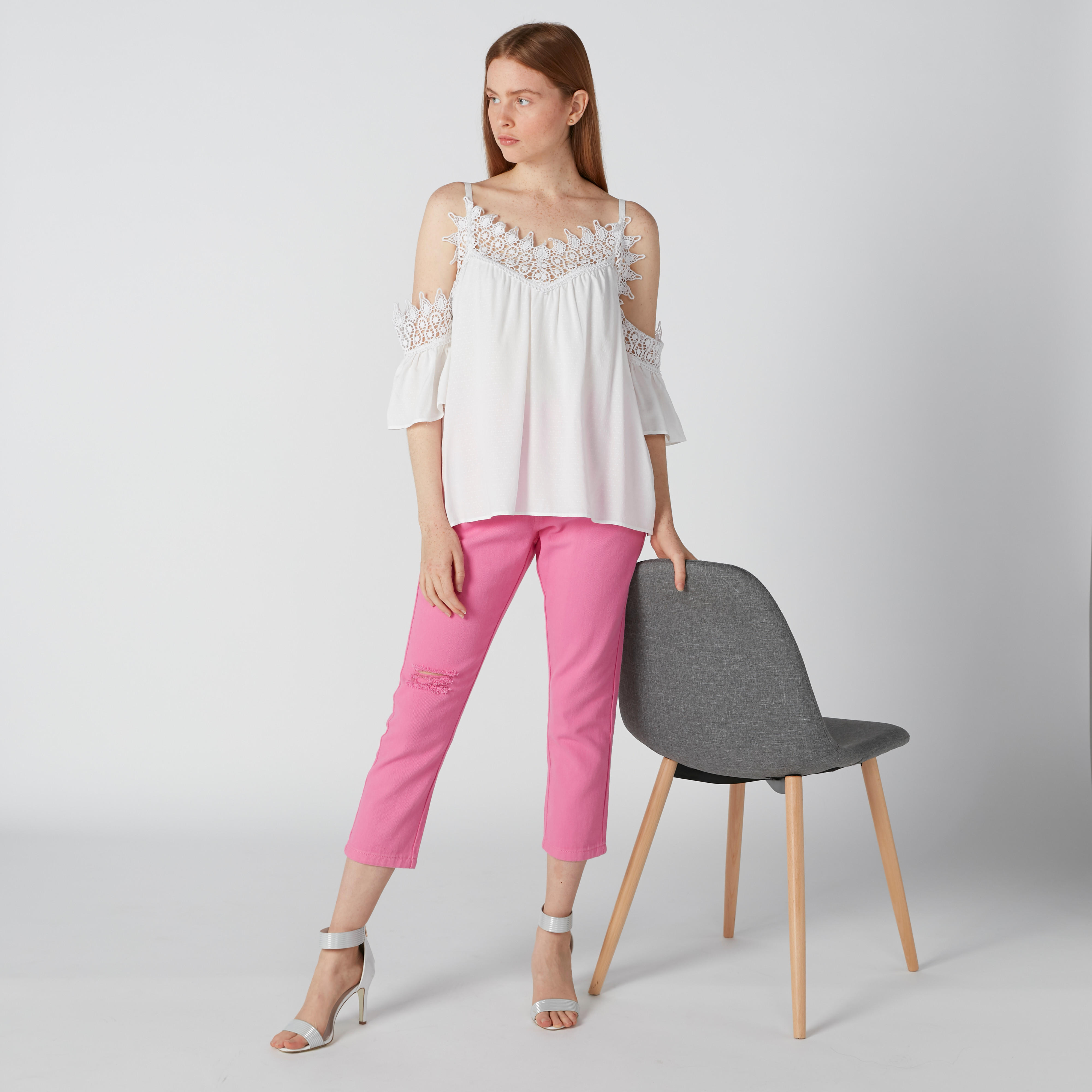 توب بأكتاف مكشوفة وياقة V وتفاصيل دانتيل-women-clothing-shirtsandblouses-blouses-image-8