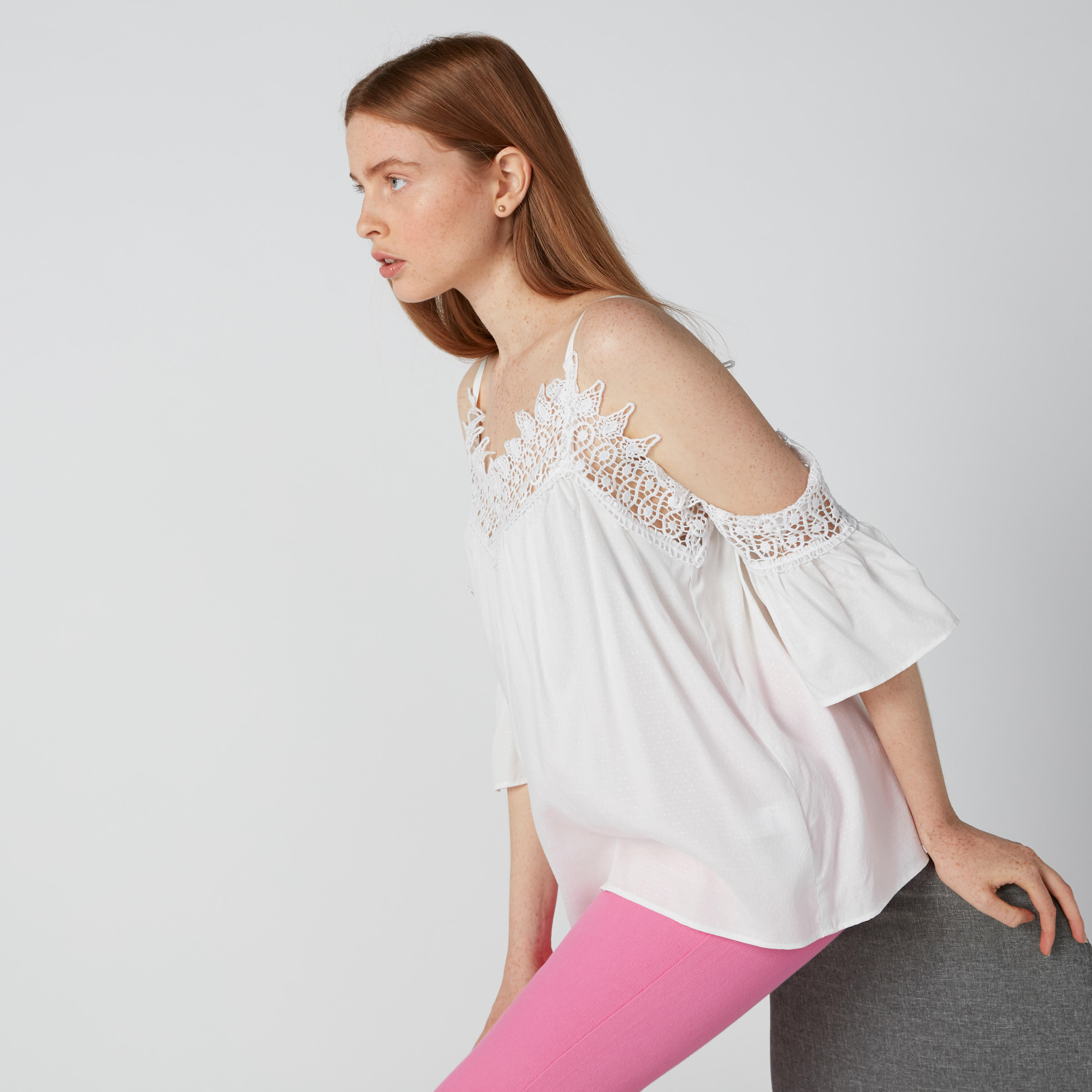 توب بأكتاف مكشوفة وياقة V وتفاصيل دانتيل-women-clothing-shirtsandblouses-blouses-image-9