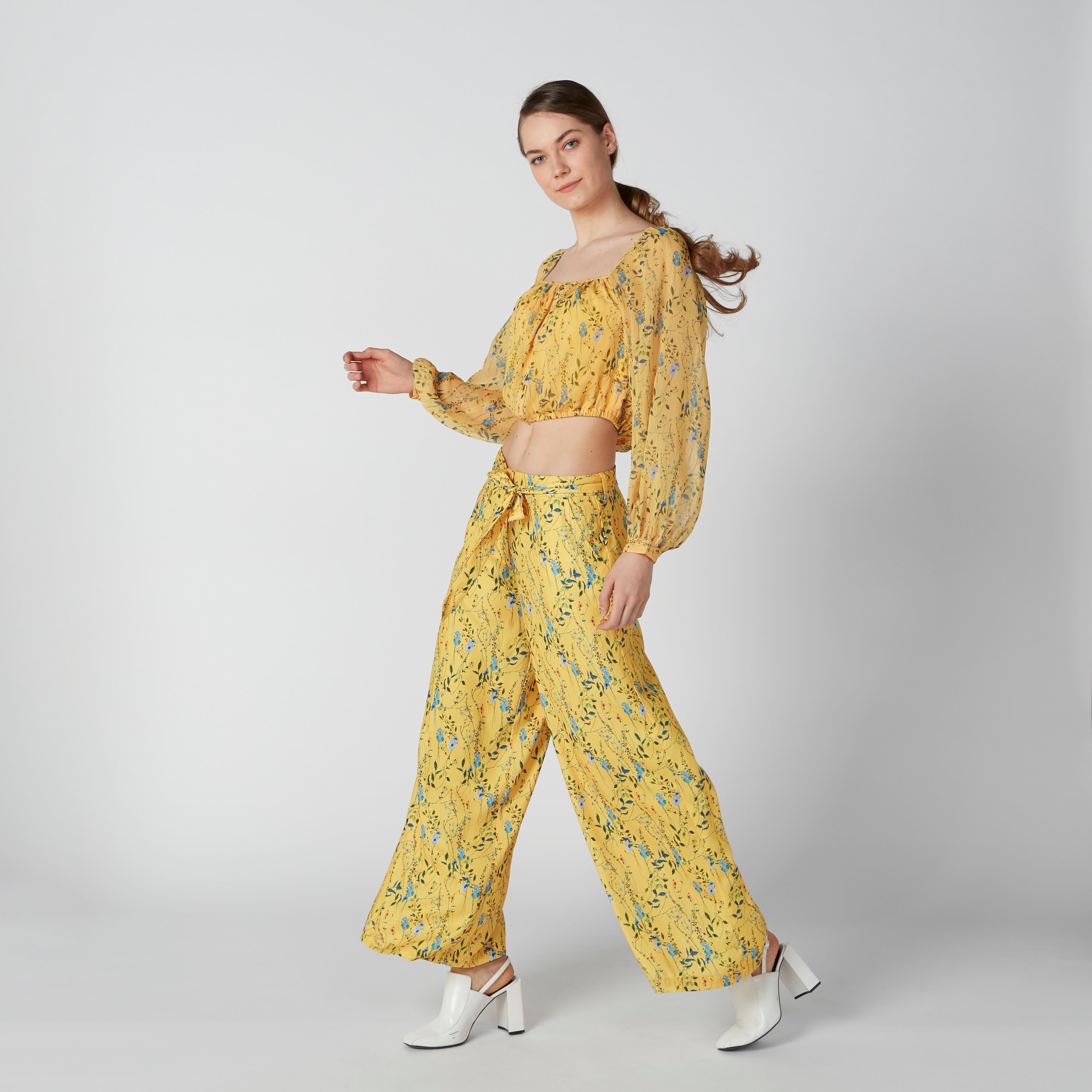 بلوزة قصيرة بأكمام طويلة وأربطة وطبعات زهرية-women-clothing-shirtsandblouses-blouses-image-1