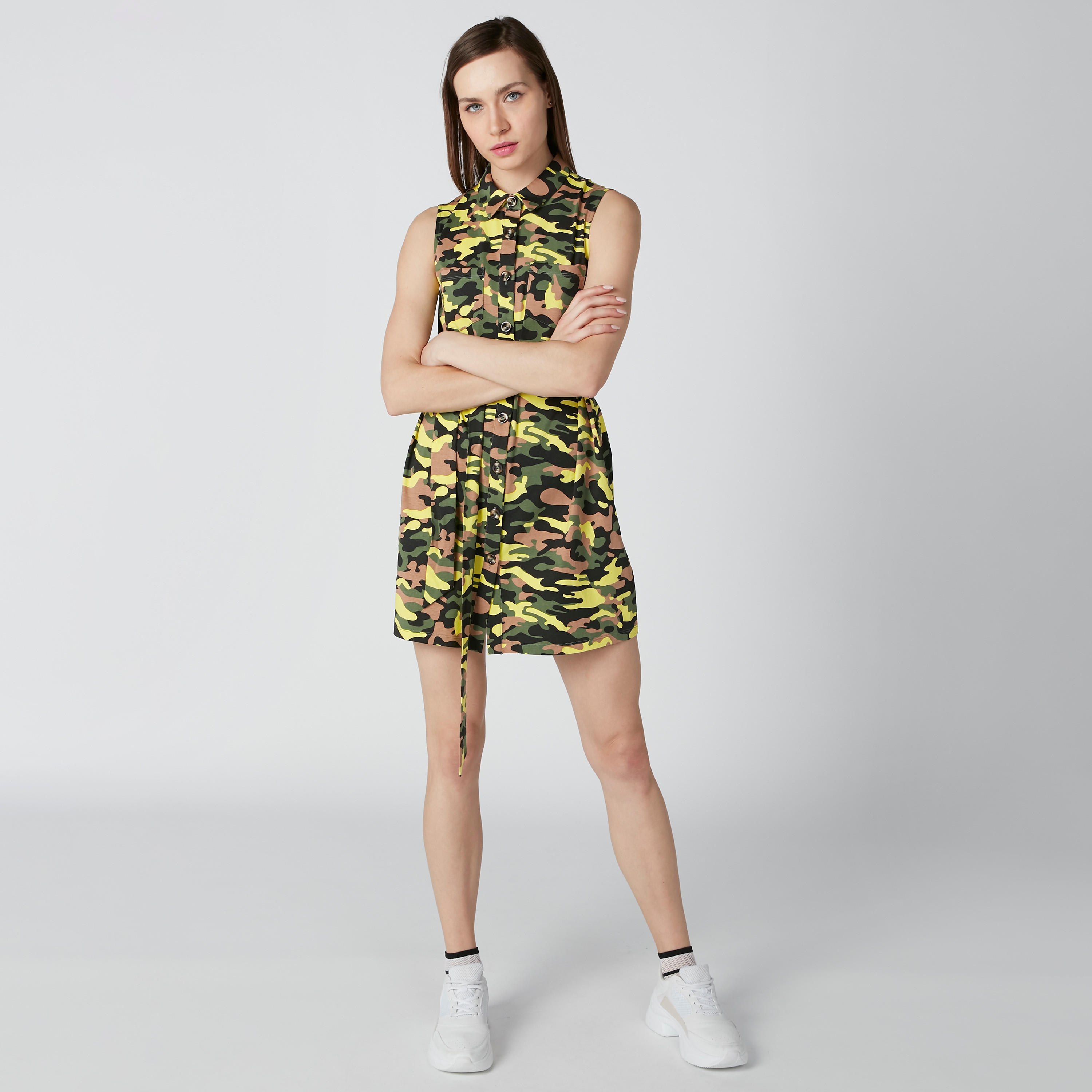 فستان قميص دون أكمام بحزام رباط وطبعات مموّهة-women-clothing-dresses-image-1