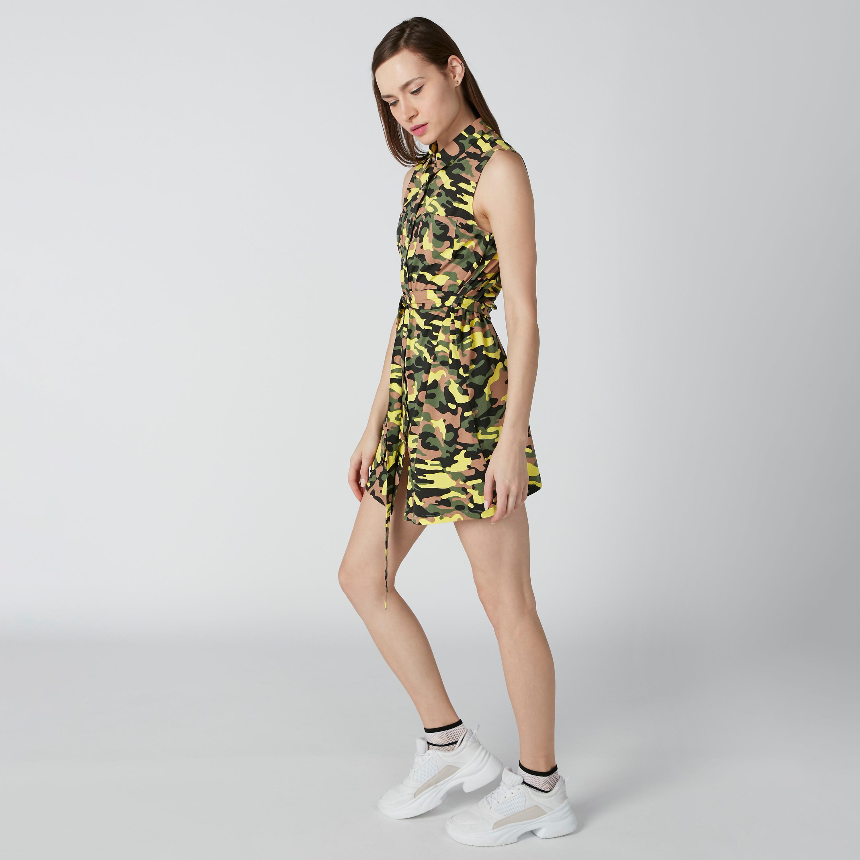فستان قميص دون أكمام بحزام رباط وطبعات مموّهة-women-clothing-dresses-image-4