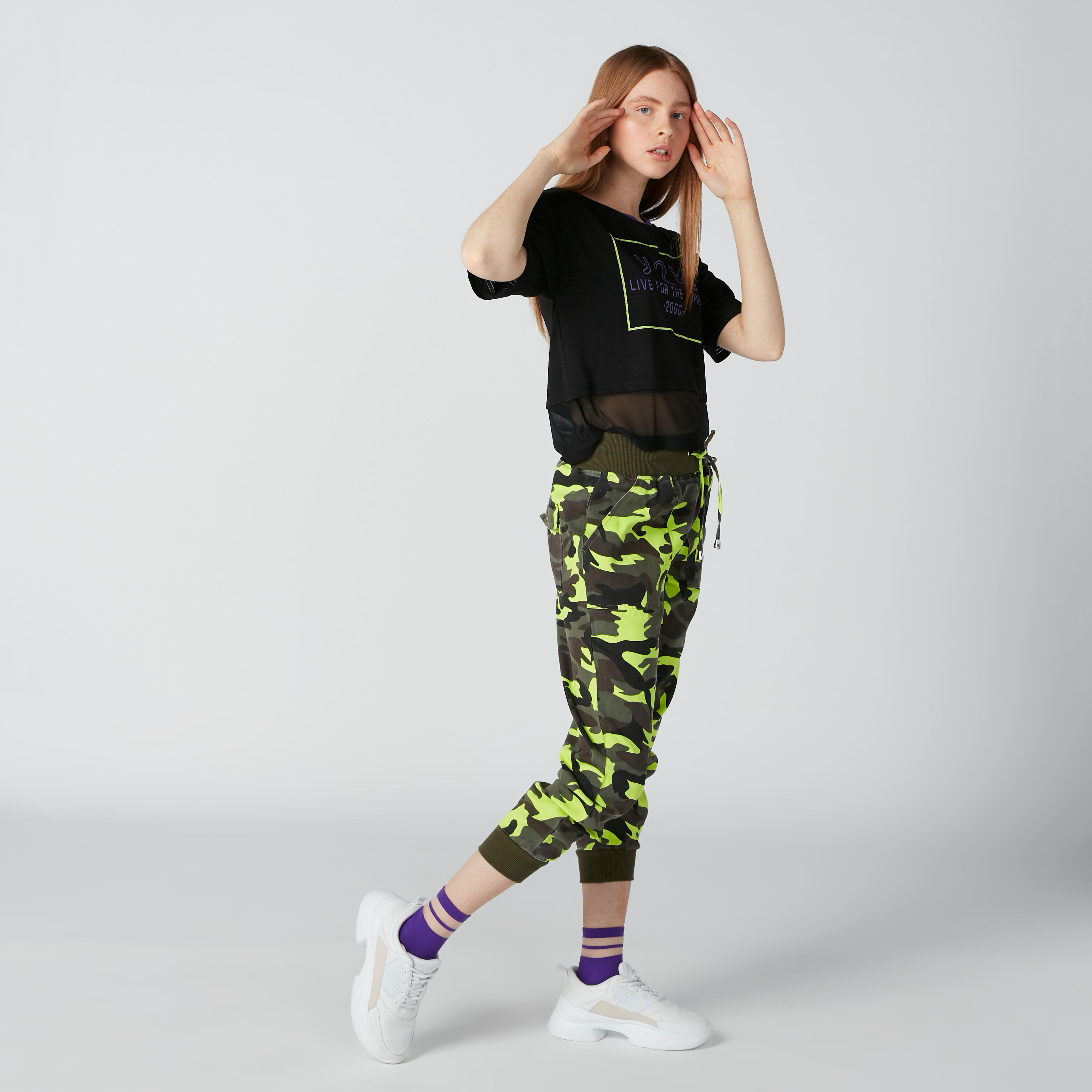بنطال رياضي بقصّة عاديّة ورباط وخصر مرتفع وطبعات مموّهة-women-clothing-bottoms-joggers-image-6