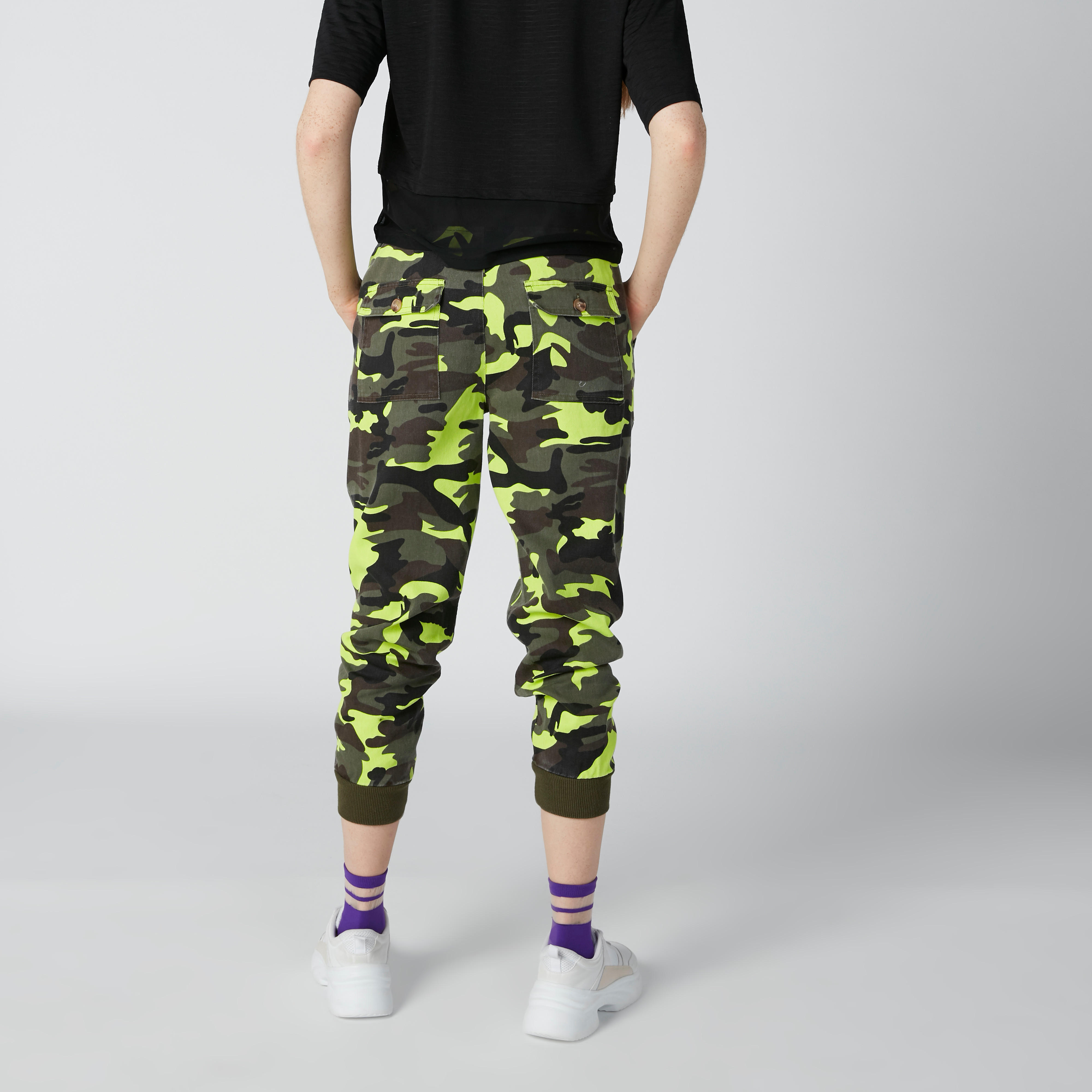 بنطال رياضي بقصّة عاديّة ورباط وخصر مرتفع وطبعات مموّهة-women-clothing-bottoms-joggers-image-5