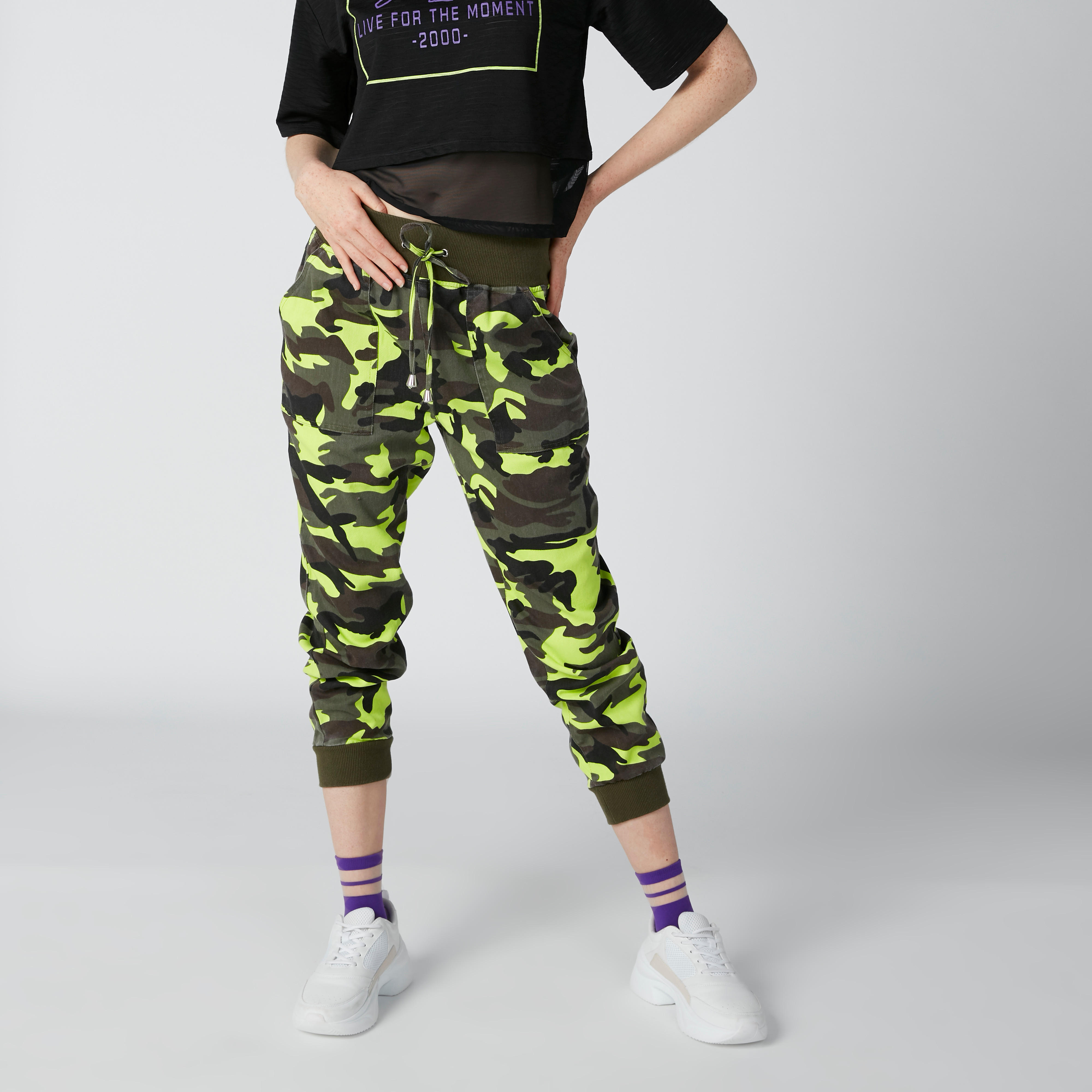 بنطال رياضي بقصّة عاديّة ورباط وخصر مرتفع وطبعات مموّهة-women-clothing-bottoms-joggers-image-4