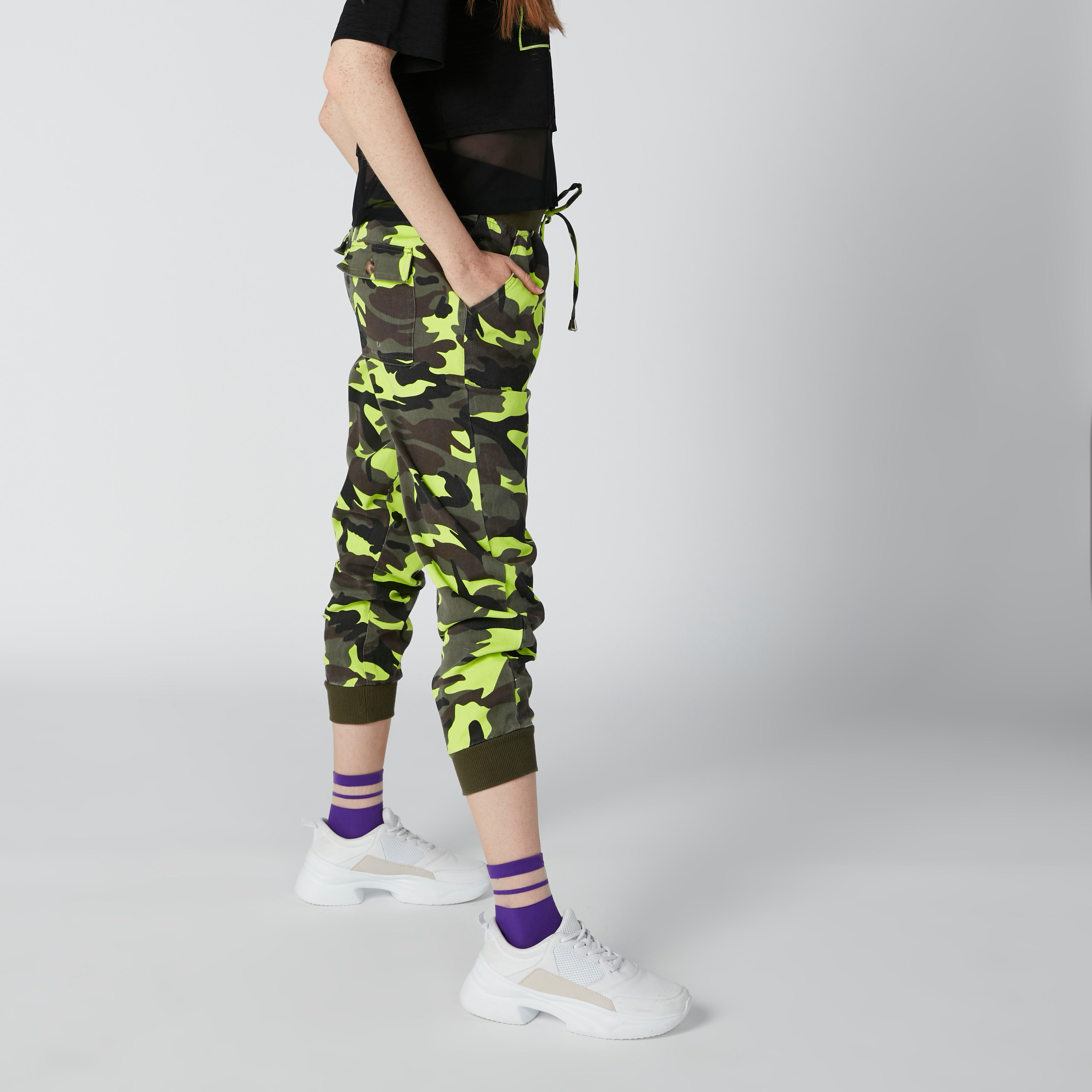 بنطال رياضي بقصّة عاديّة ورباط وخصر مرتفع وطبعات مموّهة-women-clothing-bottoms-joggers-image-3