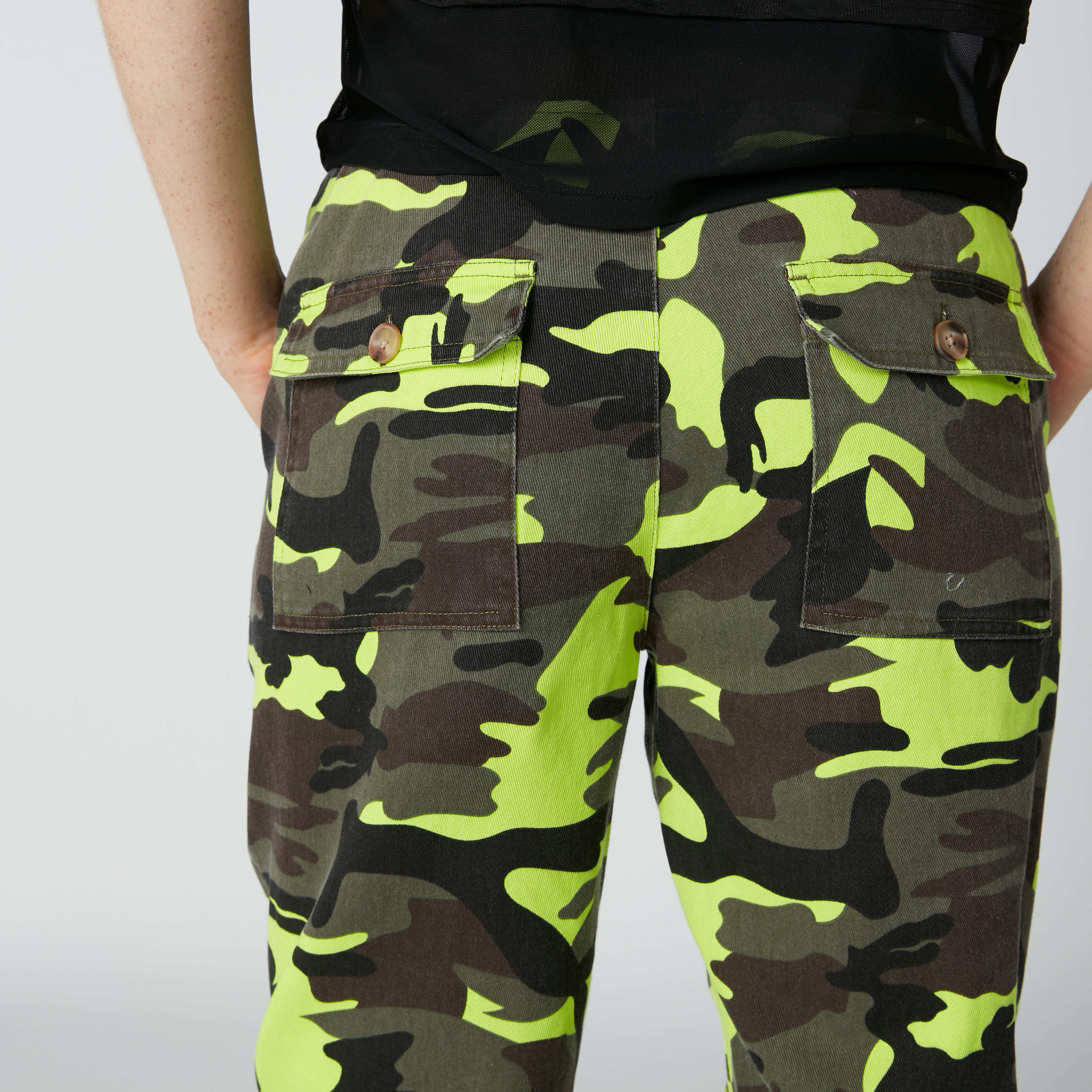 بنطال رياضي بقصّة عاديّة ورباط وخصر مرتفع وطبعات مموّهة-women-clothing-bottoms-joggers-image-1