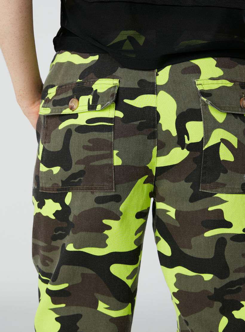 بنطال رياضي بقصّة عاديّة ورباط وخصر مرتفع وطبعات مموّهة-women-clothing-bottoms-joggers-image-1