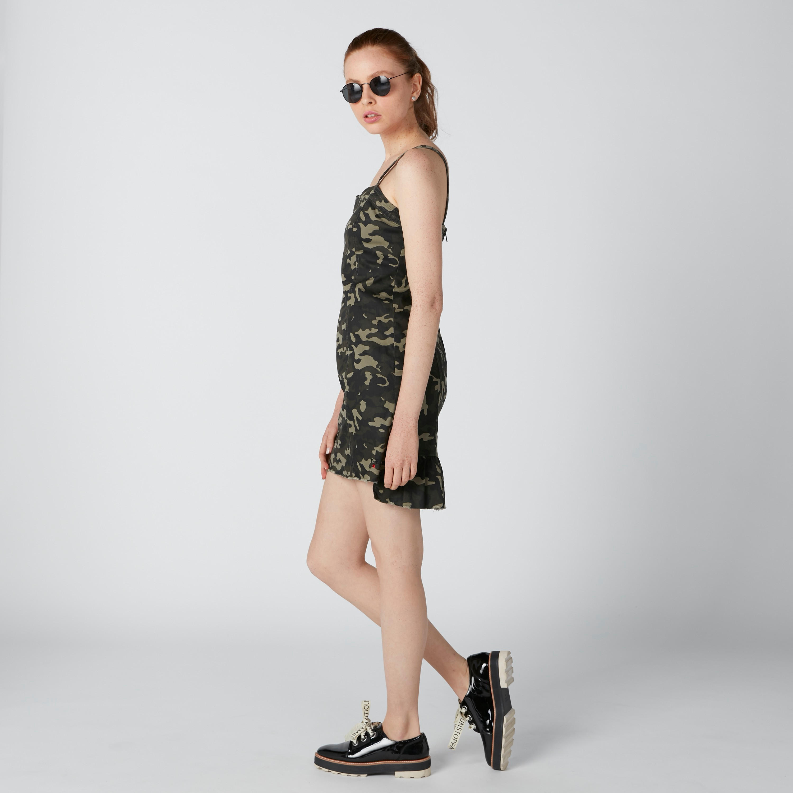 فستان قصير بحمّالات وسحّلاب إغلاق وطبعات مموّهة-women-clothing-dresses-image-1