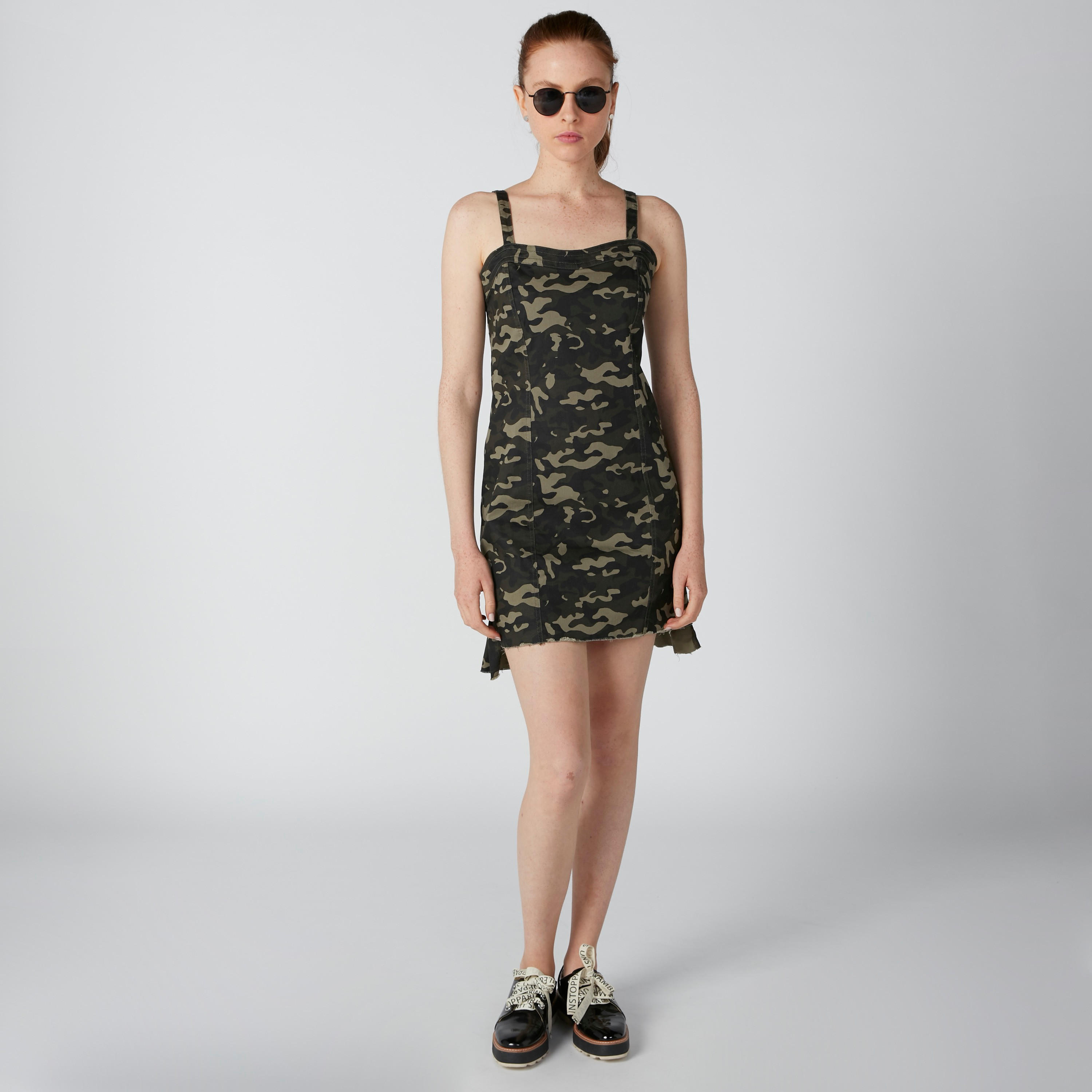 فستان قصير بحمّالات وسحّلاب إغلاق وطبعات مموّهة-women-clothing-dresses-image-4
