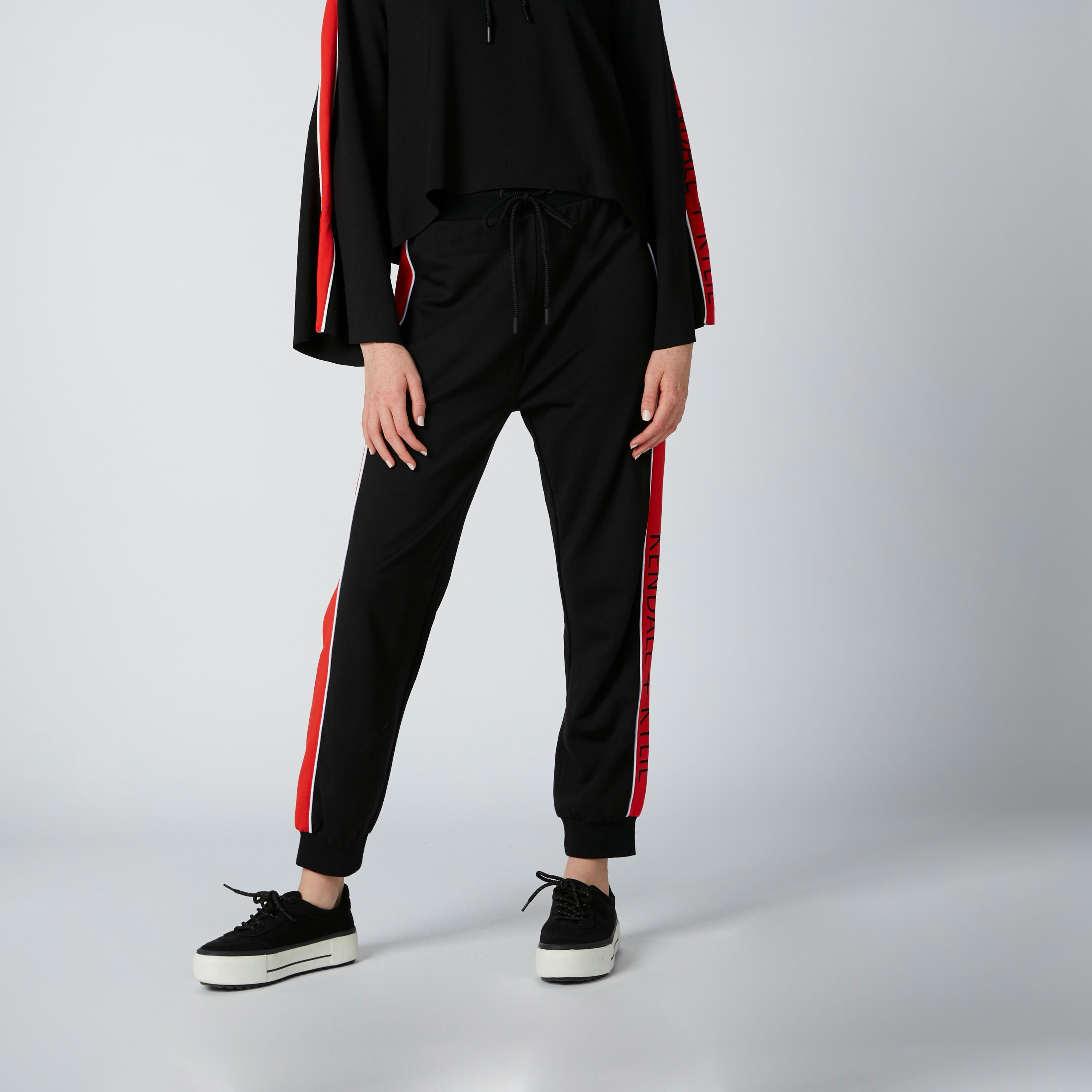 بنطال رياضي برباط وشريطة ودرزات-women-clothing-bottoms-joggers-image-3
