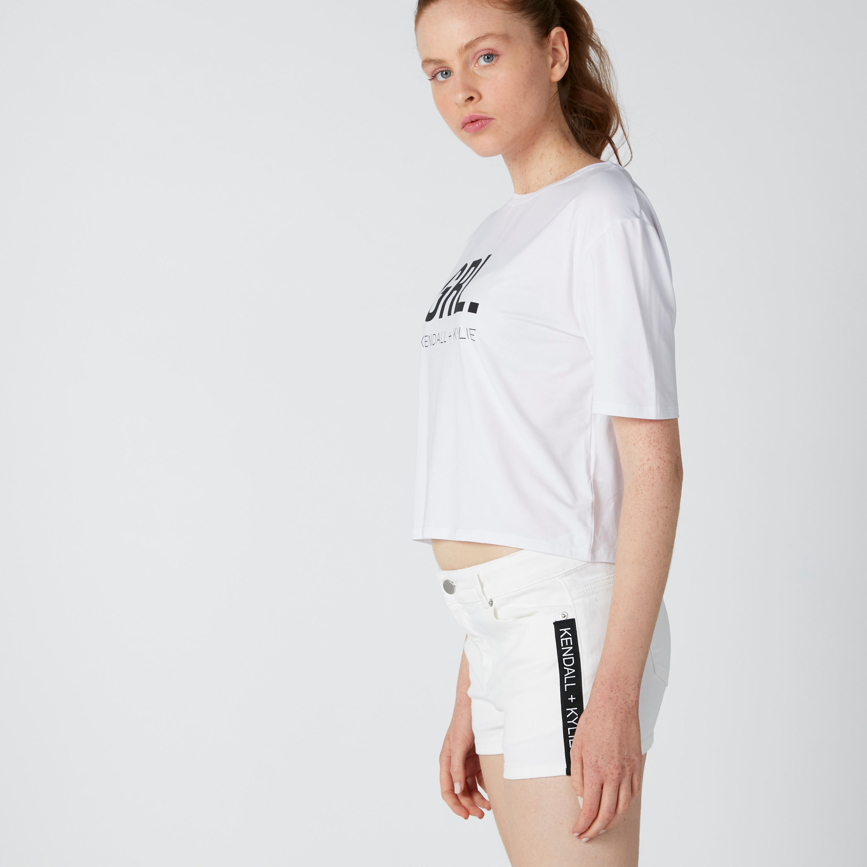 شورت دينم بجيوب وشريطة وطبعات-women-clothing-bottoms-shorts-image-3