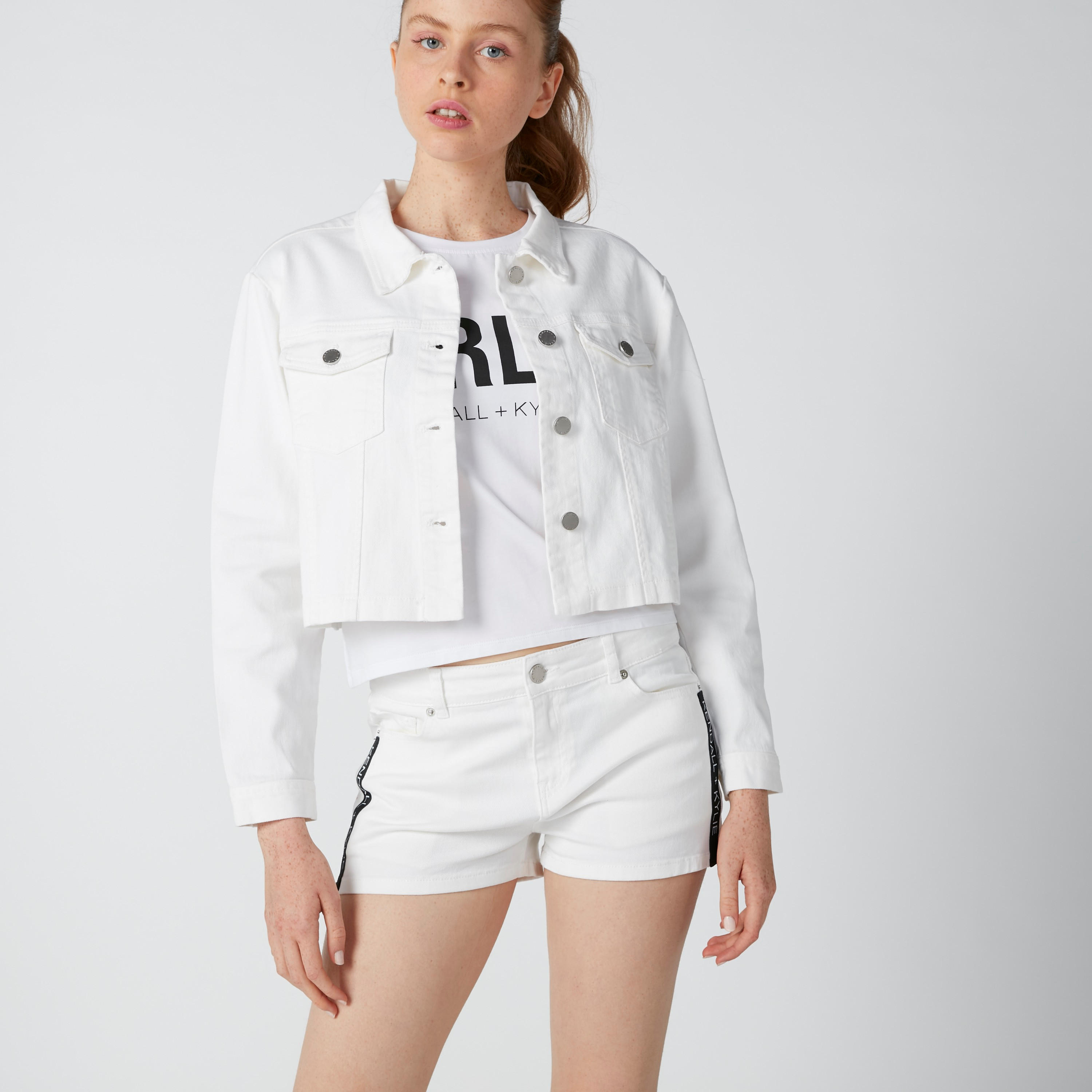 شورت دينم بجيوب وشريطة وطبعات-women-clothing-bottoms-shorts-image-4