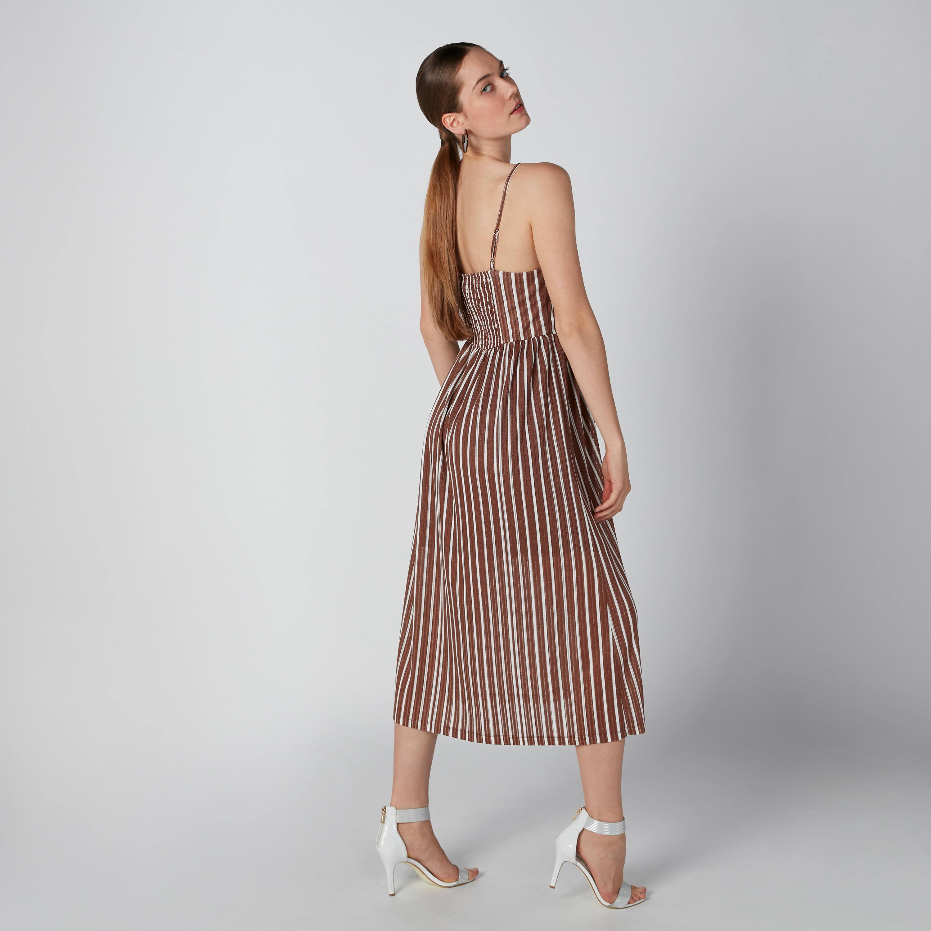 فستان سوينج مقلّم متوسط الطول بحمّالات قابلة للتعديل وأزرار-women-clothing-dresses-image-1