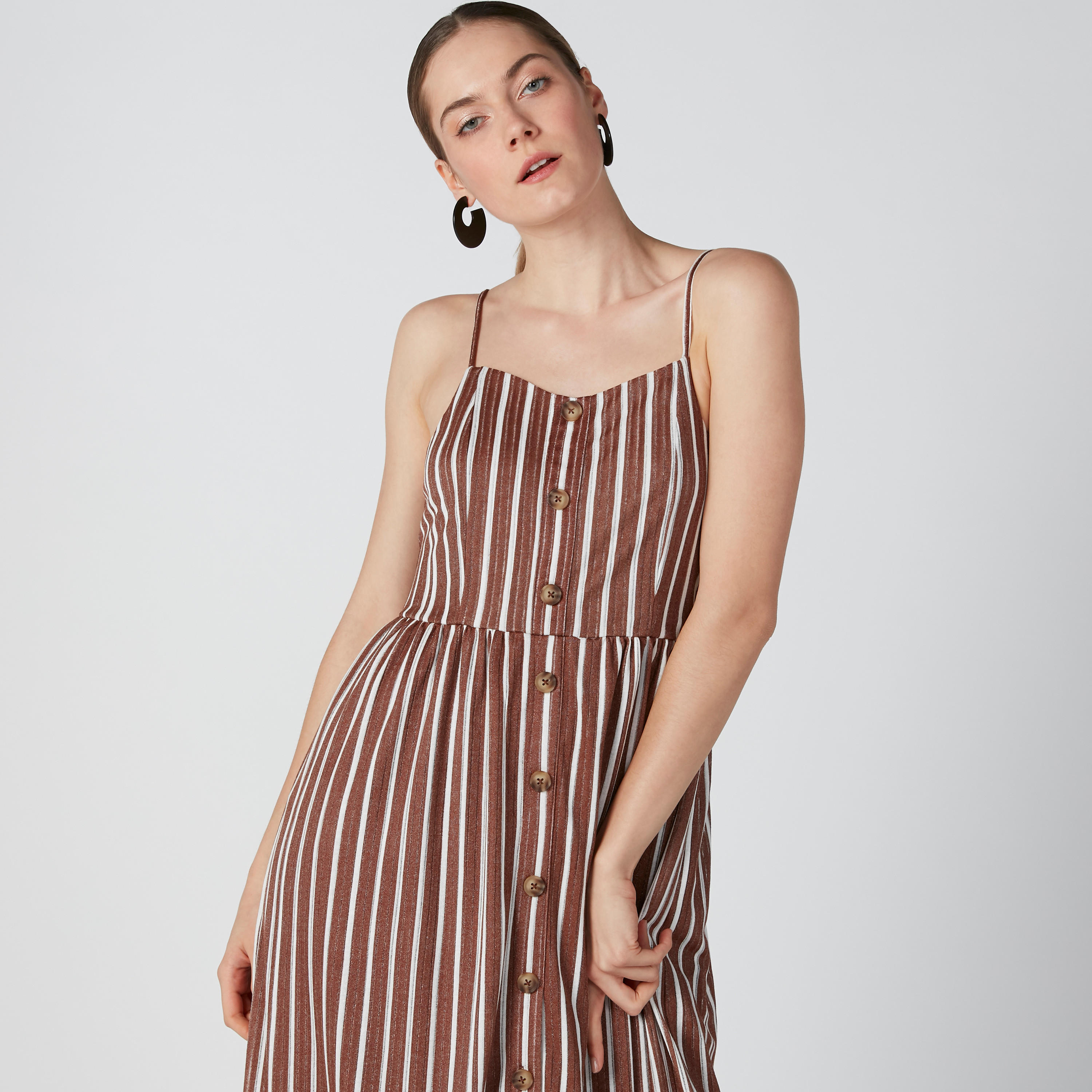 فستان سوينج مقلّم متوسط الطول بحمّالات قابلة للتعديل وأزرار-women-clothing-dresses-image-4