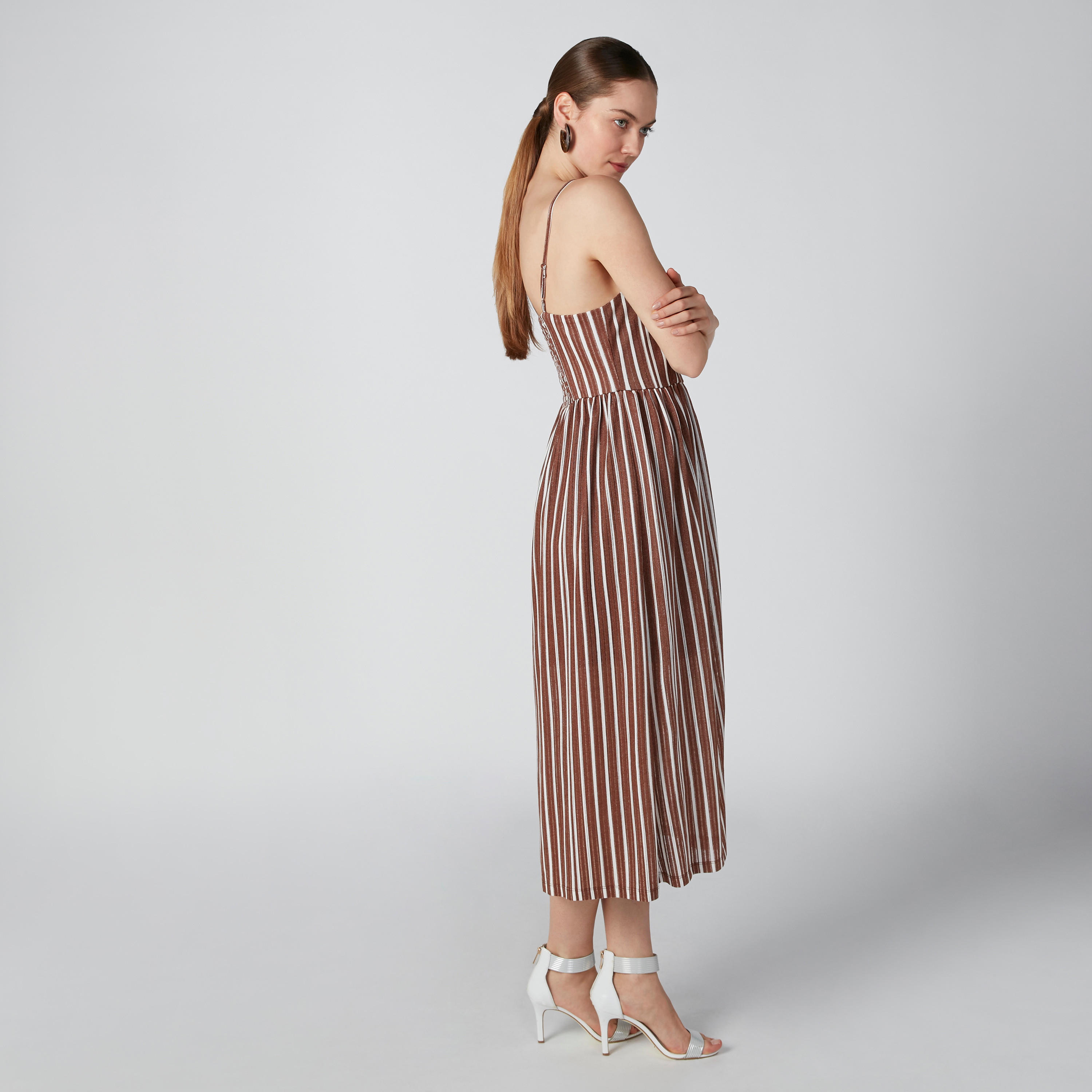 فستان سوينج مقلّم متوسط الطول بحمّالات قابلة للتعديل وأزرار-women-clothing-dresses-image-5