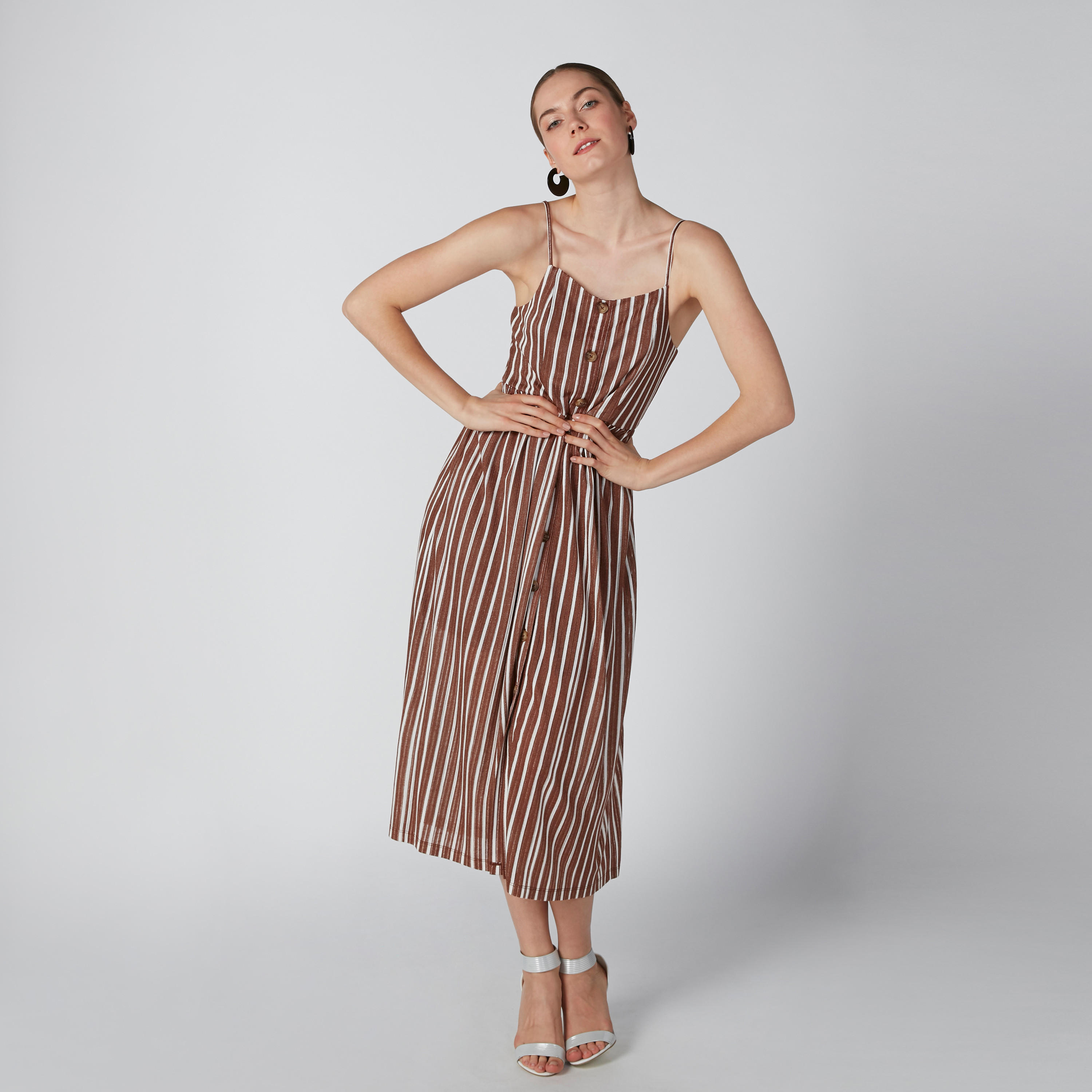 فستان سوينج مقلّم متوسط الطول بحمّالات قابلة للتعديل وأزرار-women-clothing-dresses-image-2