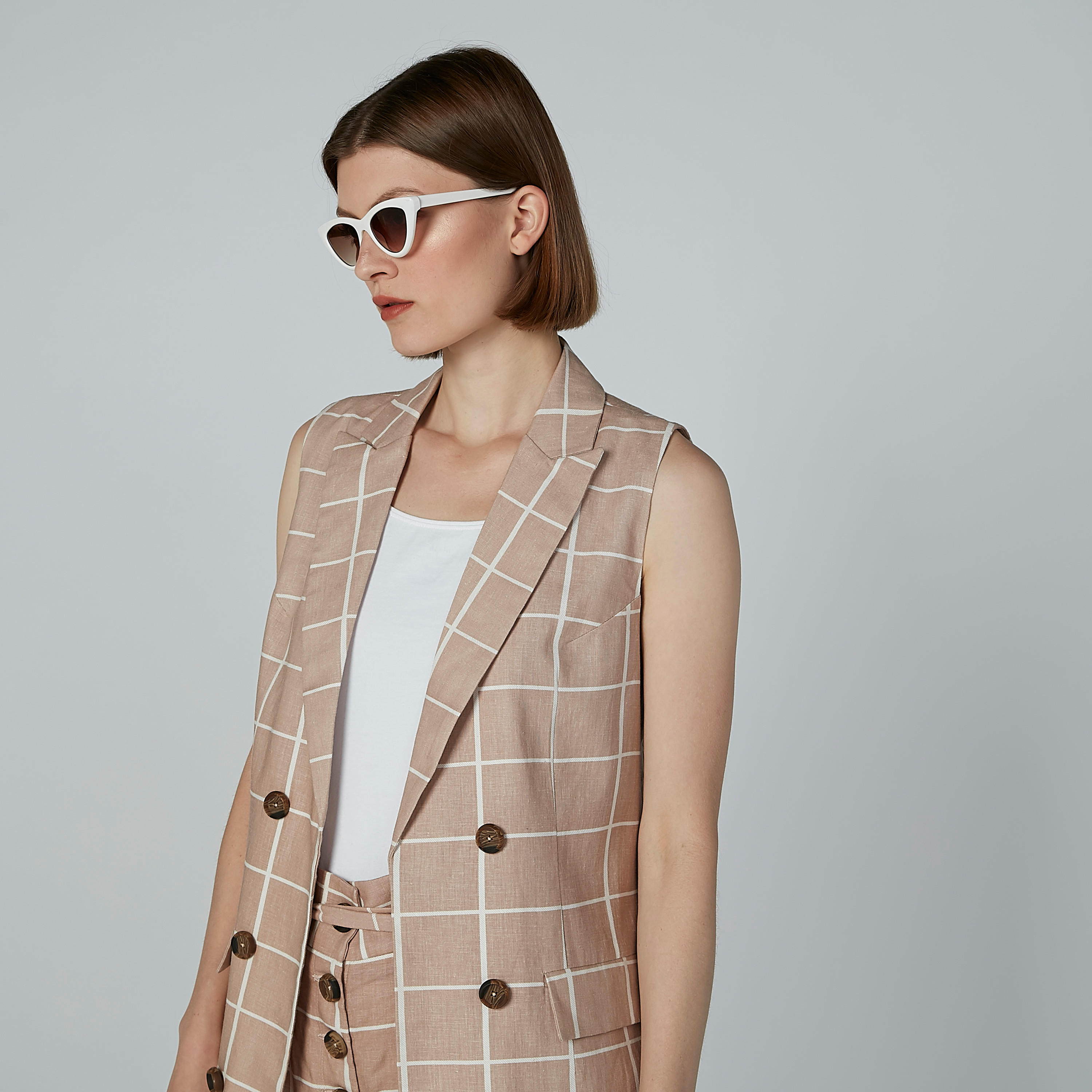 معطف كاروهات طويل دون أكمام بزر إغلاق-women-clothing-coatsandjackets-coats-image-1