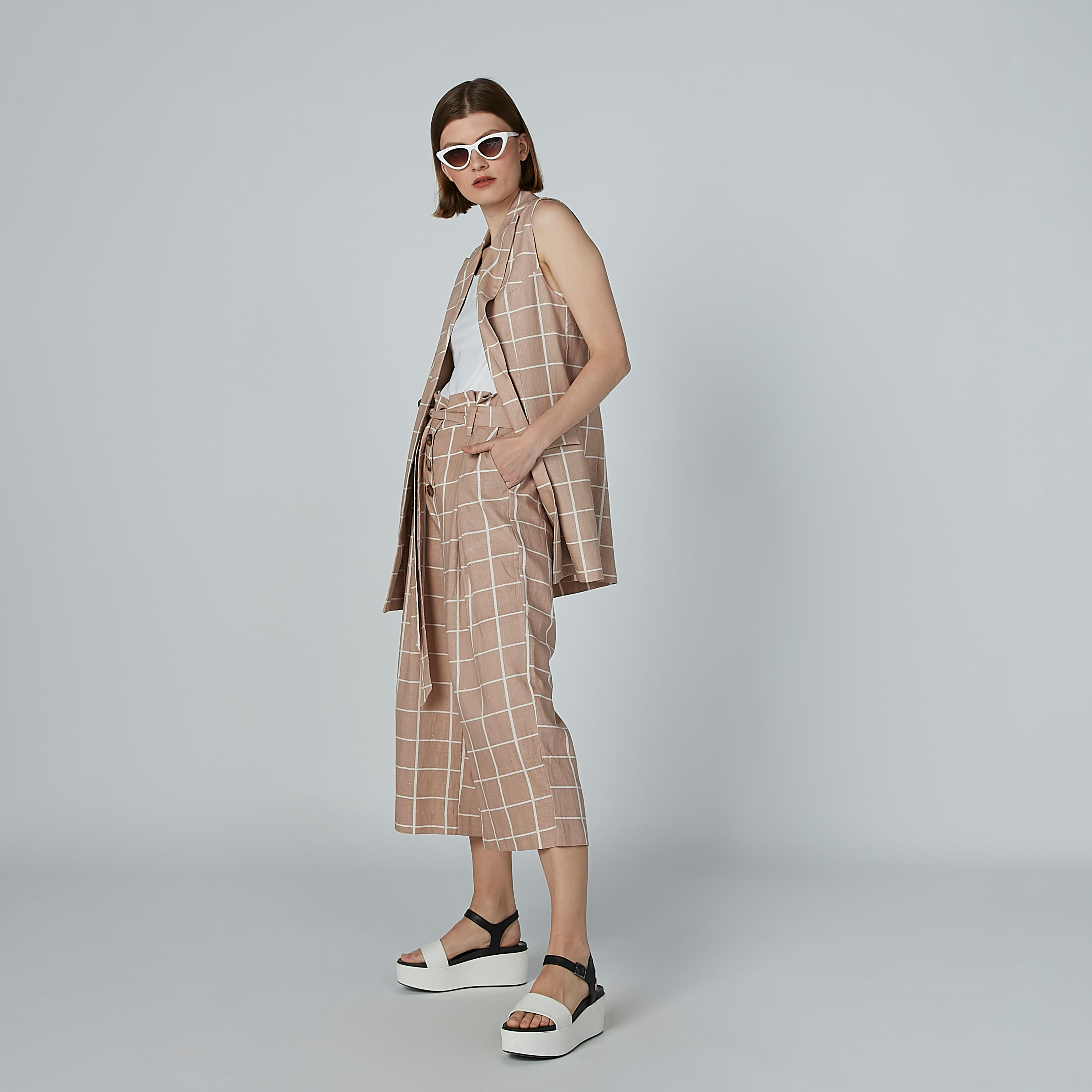 معطف كاروهات طويل دون أكمام بزر إغلاق-women-clothing-coatsandjackets-coats-image-2
