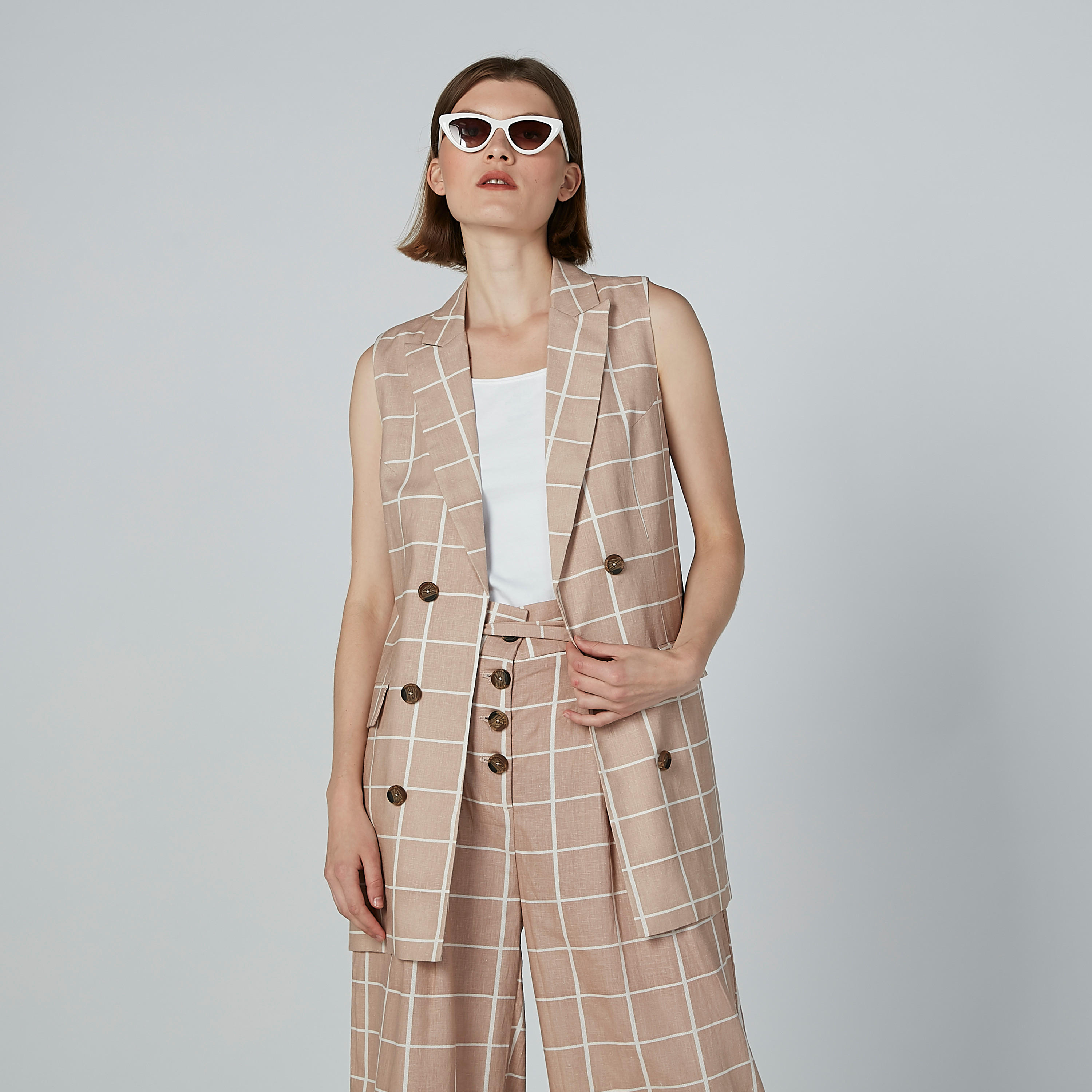 معطف كاروهات طويل دون أكمام بزر إغلاق-women-clothing-coatsandjackets-coats-image-3