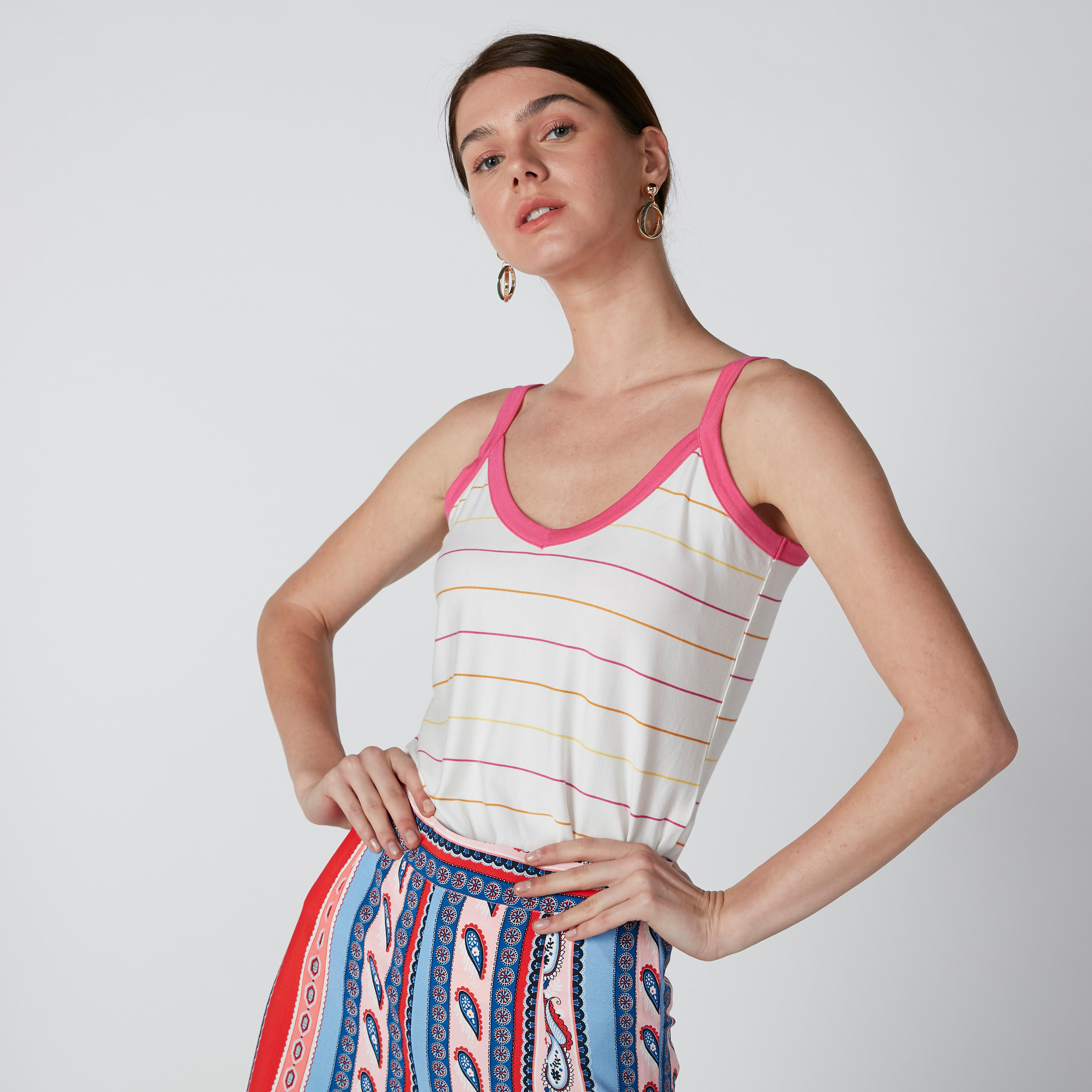 فيست مخطّط بياقة عميقة وحمّالات رفيعة-women-clothing-tshirts-image-1