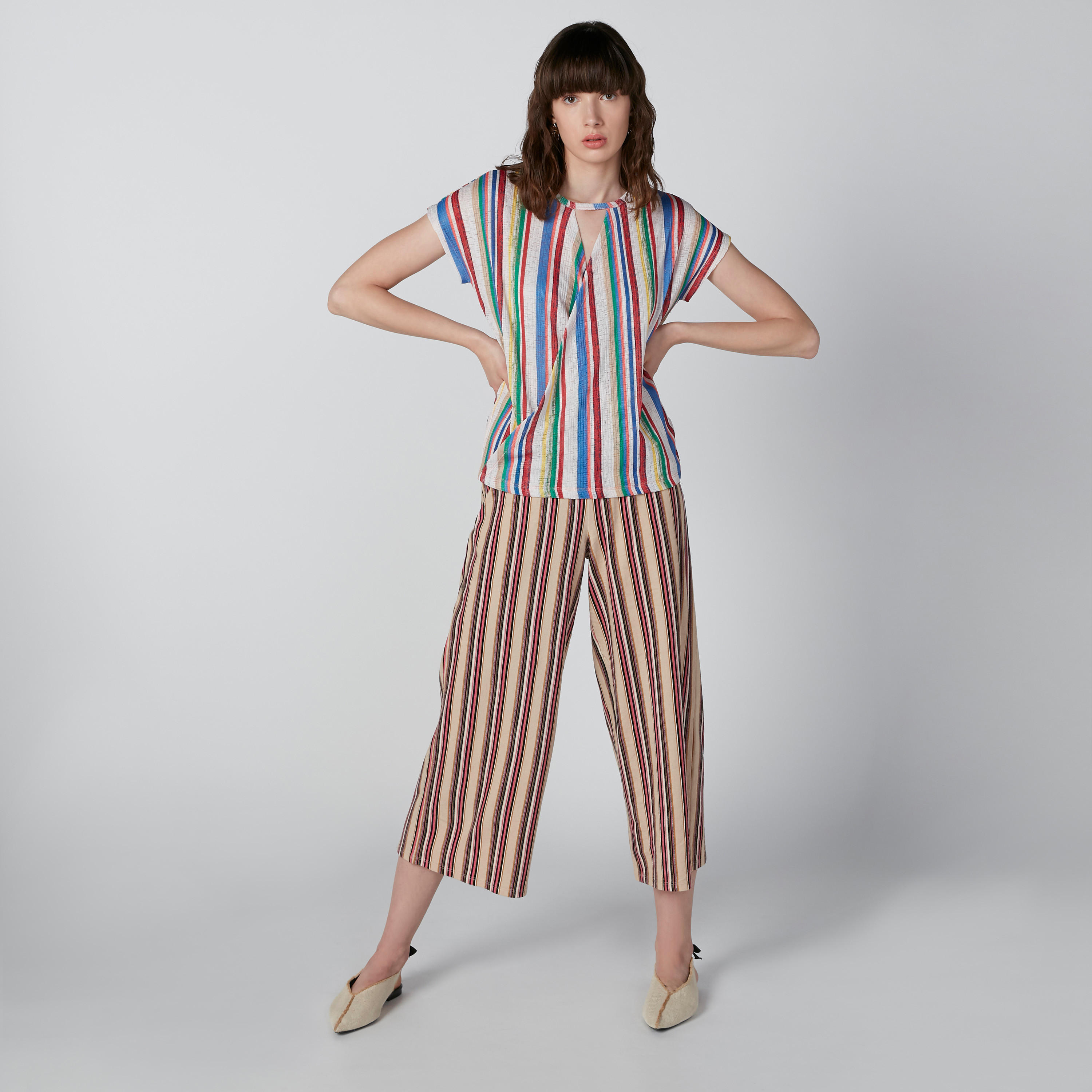 بنطال واسع الساقين مقلّم بقصّة واسعة وخصر مرتفع-women-clothing-bottoms-trousers-image-1