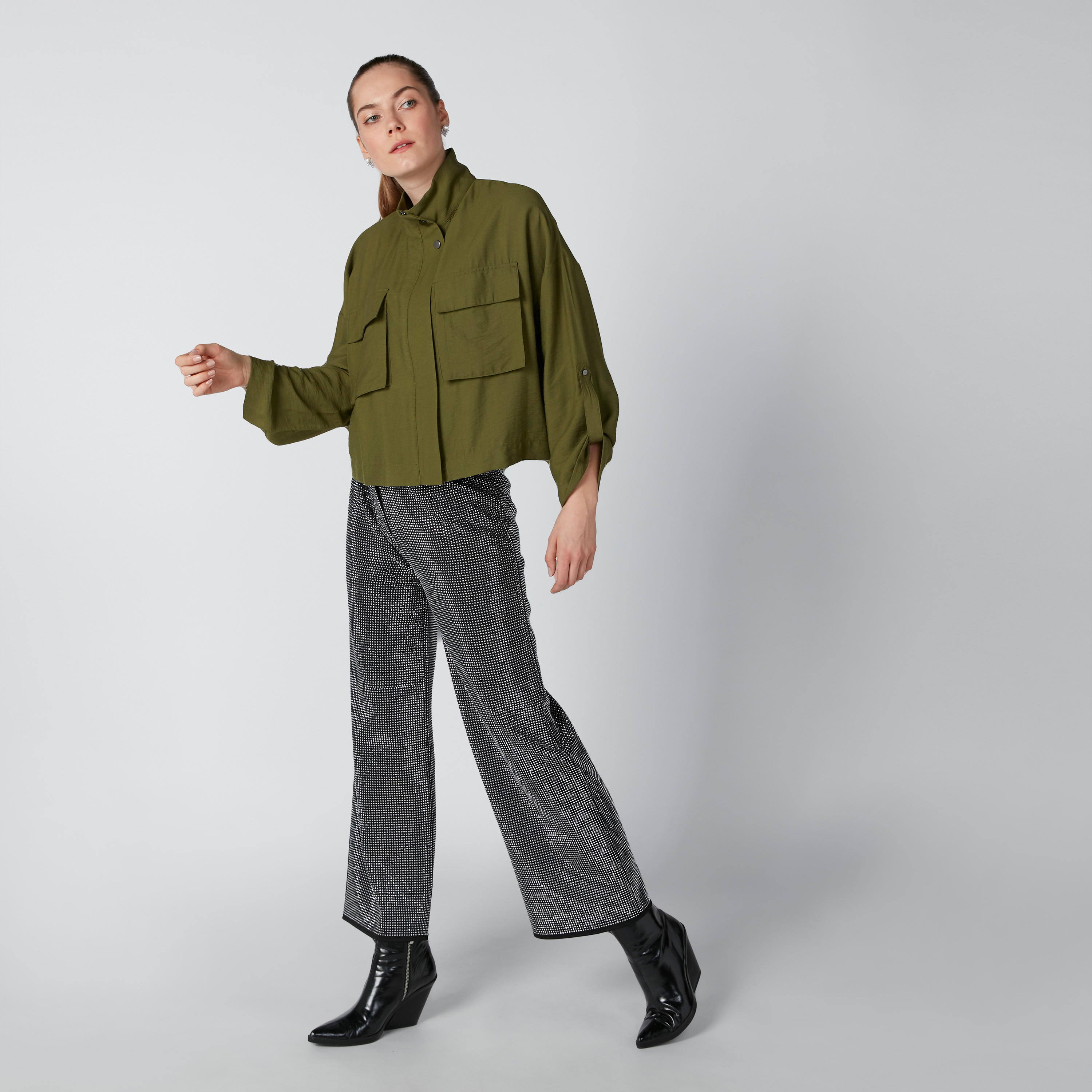 جاكيت سادة بجيوب وأكمام مطويّة لأعلى-women-winterwear-coatsandjackets-jackets-image-1