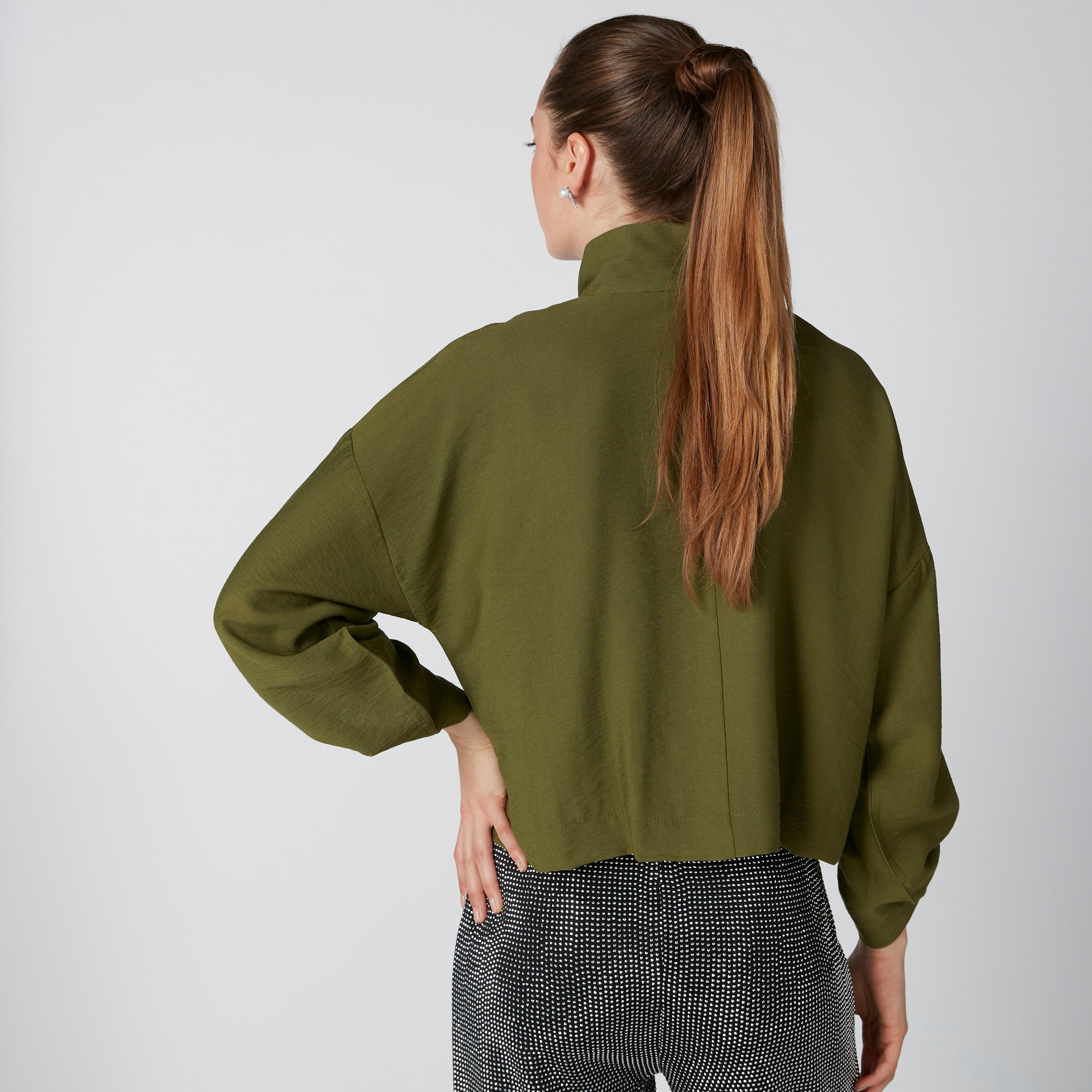 جاكيت سادة بجيوب وأكمام مطويّة لأعلى-women-winterwear-coatsandjackets-jackets-image-2