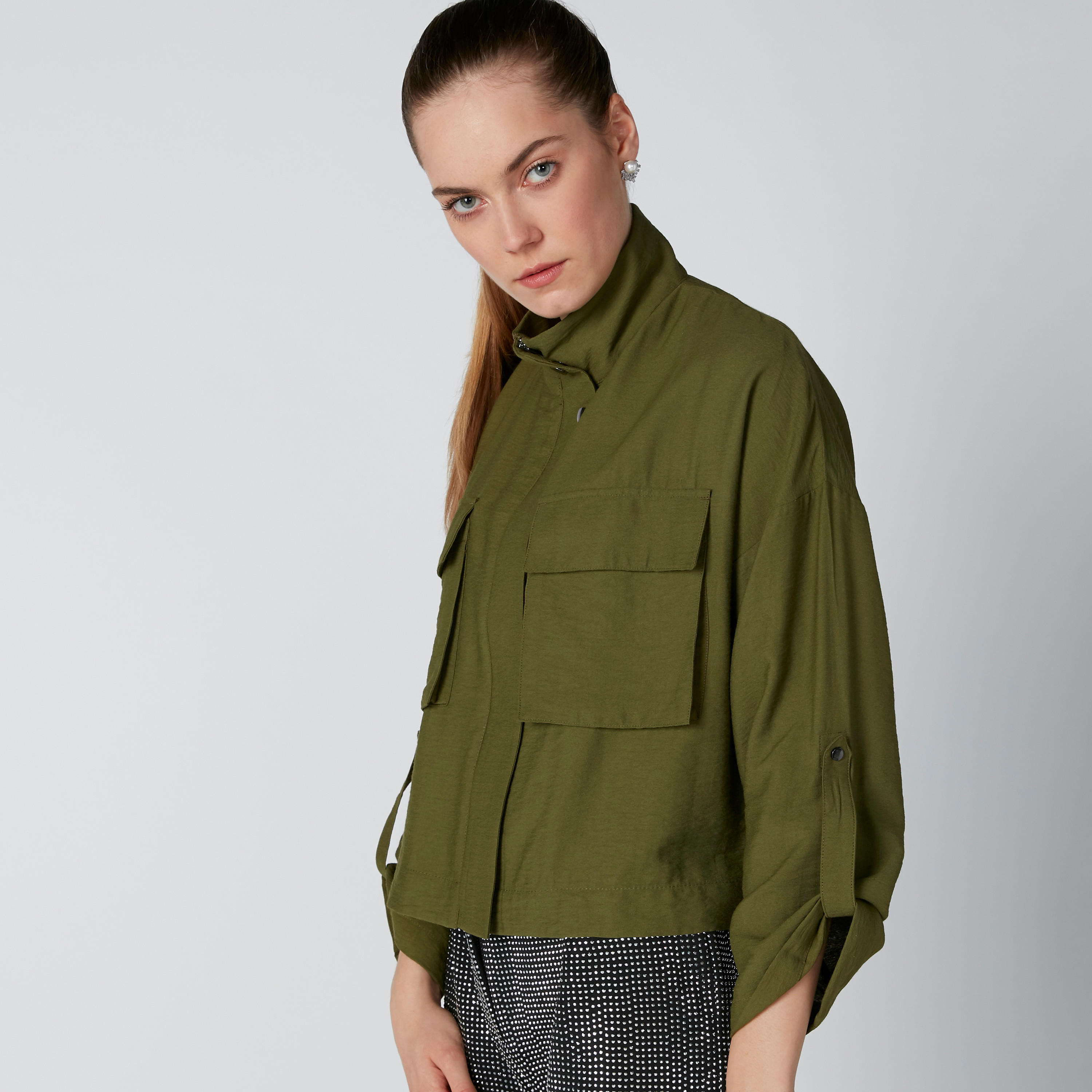 جاكيت سادة بجيوب وأكمام مطويّة لأعلى-women-winterwear-coatsandjackets-jackets-image-4