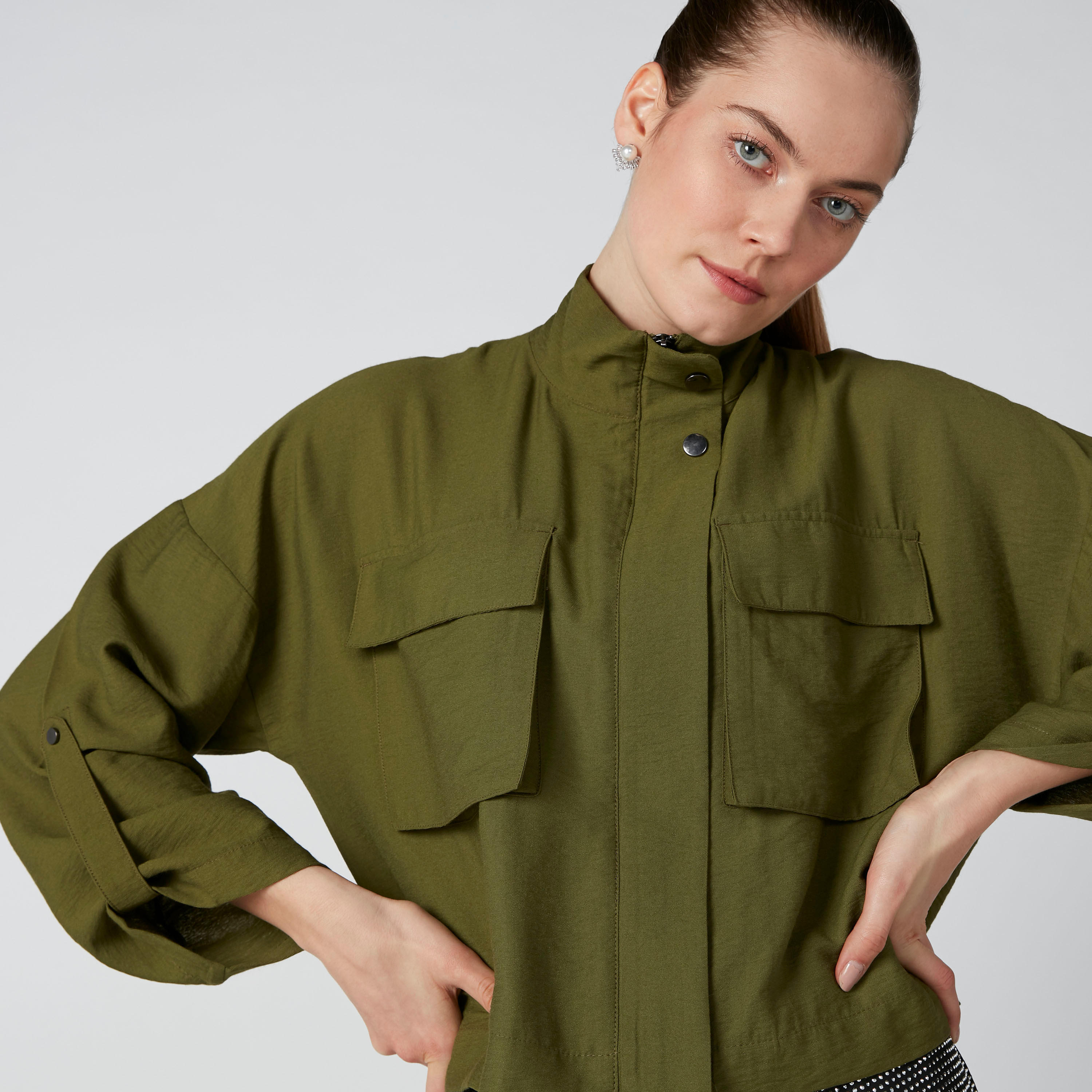 جاكيت سادة بجيوب وأكمام مطويّة لأعلى-women-winterwear-coatsandjackets-jackets-image-5