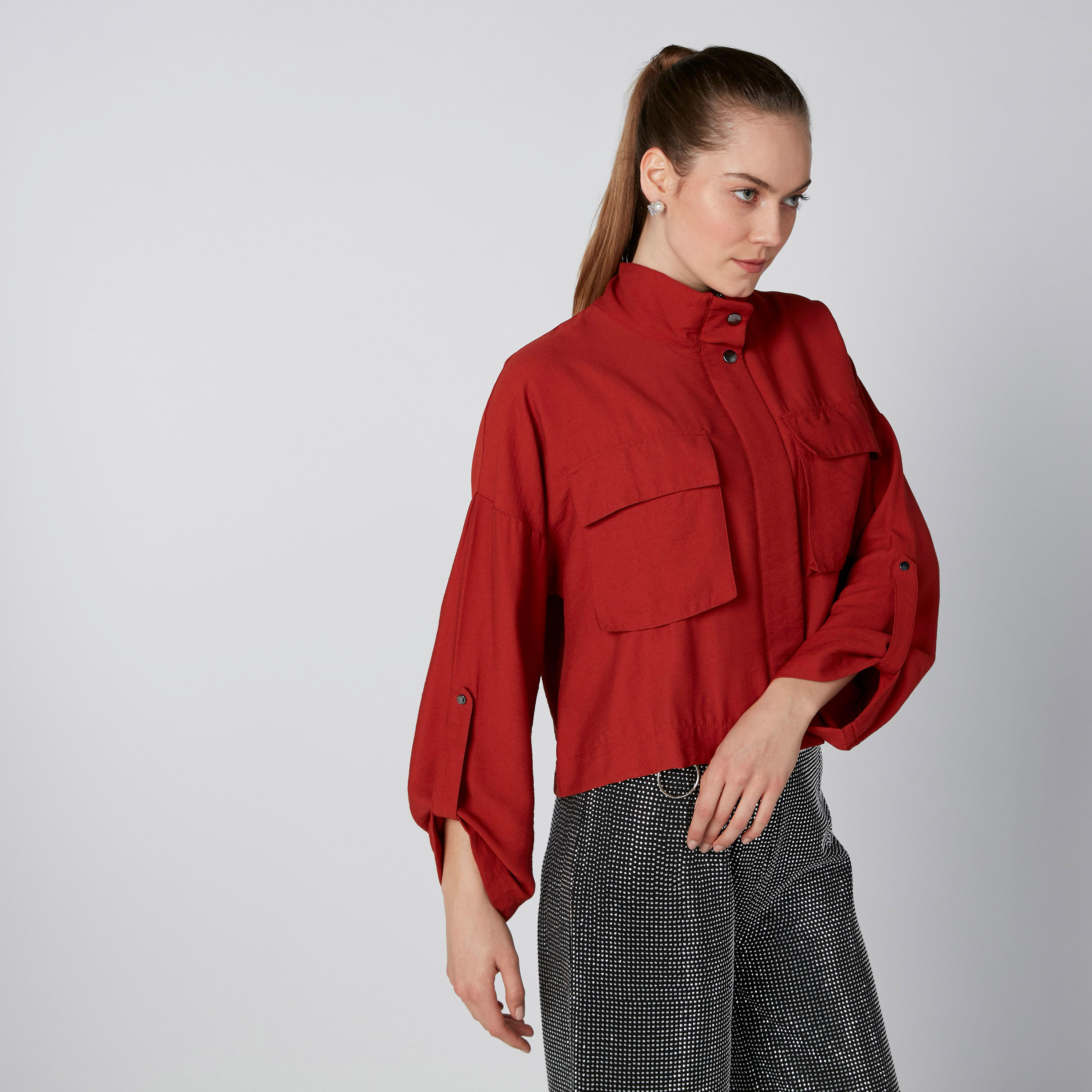 جاكيت بأكمام ملفوفة لأعلى وجيوب وزر إغلاق كبّاس-women-winterwear-coatsandjackets-jackets-image-3