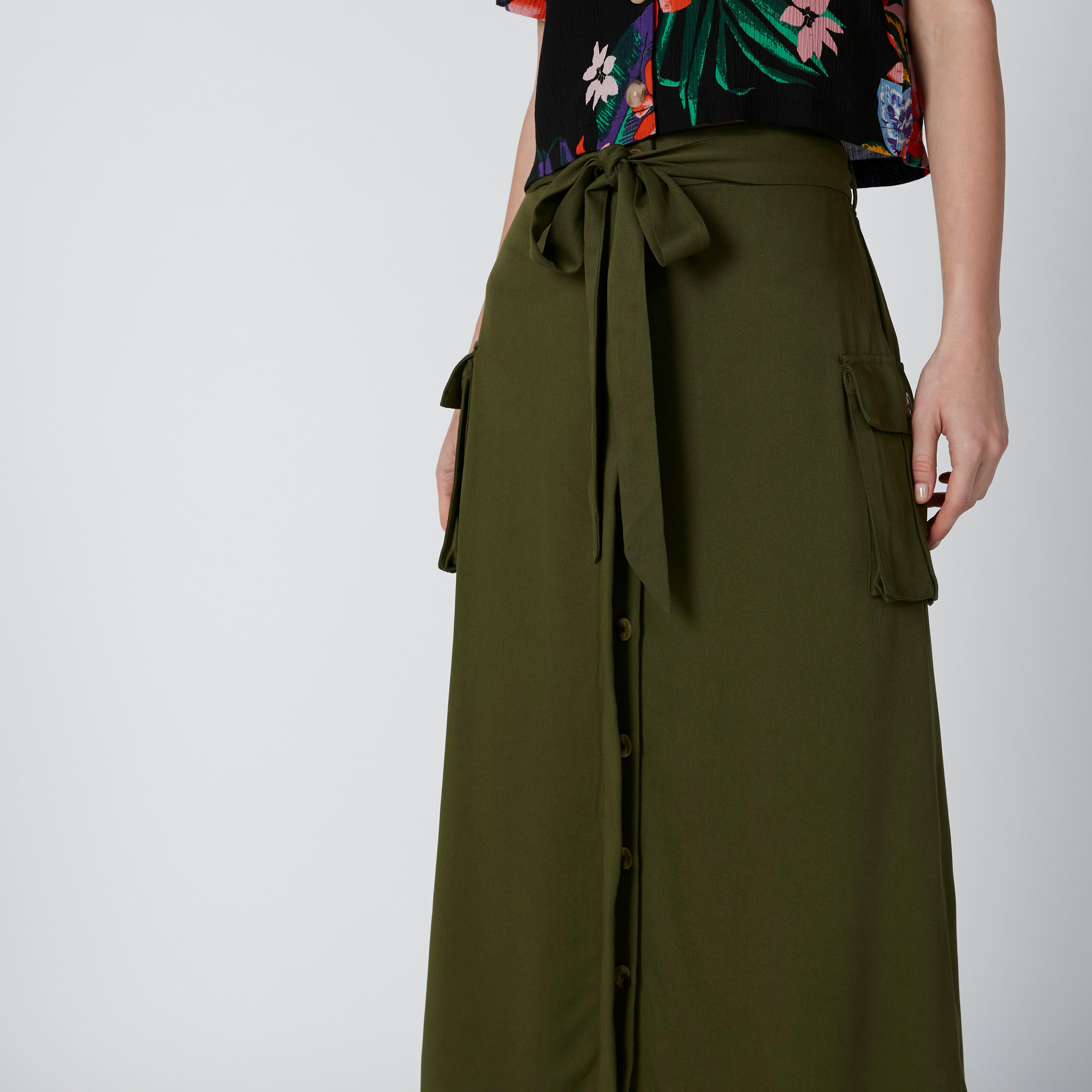 تنورة سادة إيه لاين متوسطة الطول بأربطة وأزرار وجيوب-women-clothing-bottoms-skirts-image-5