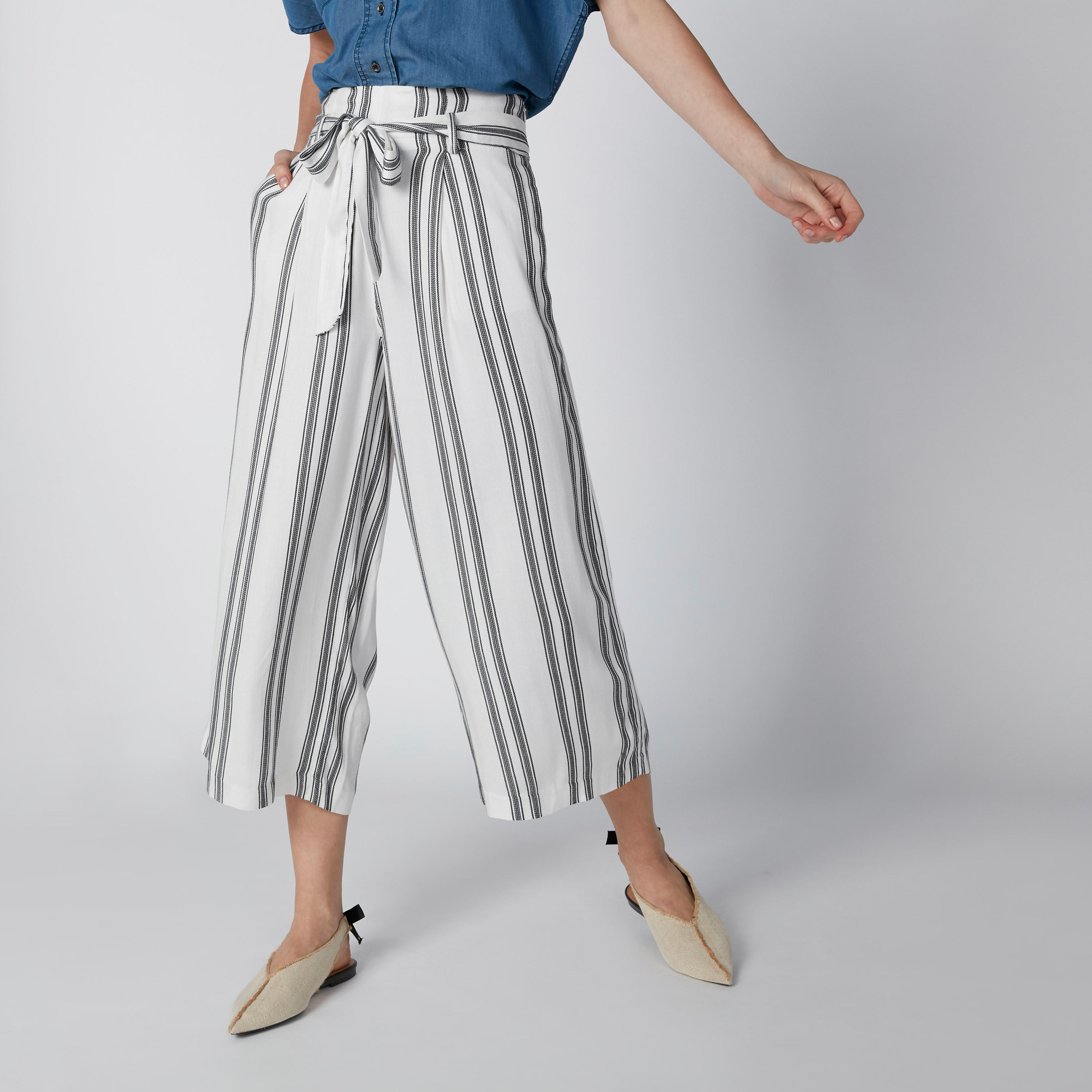 بنطال واسع الساقين مقلّم بقصّة واسعة وأربطة-women-clothing-bottoms-trousers-image-1