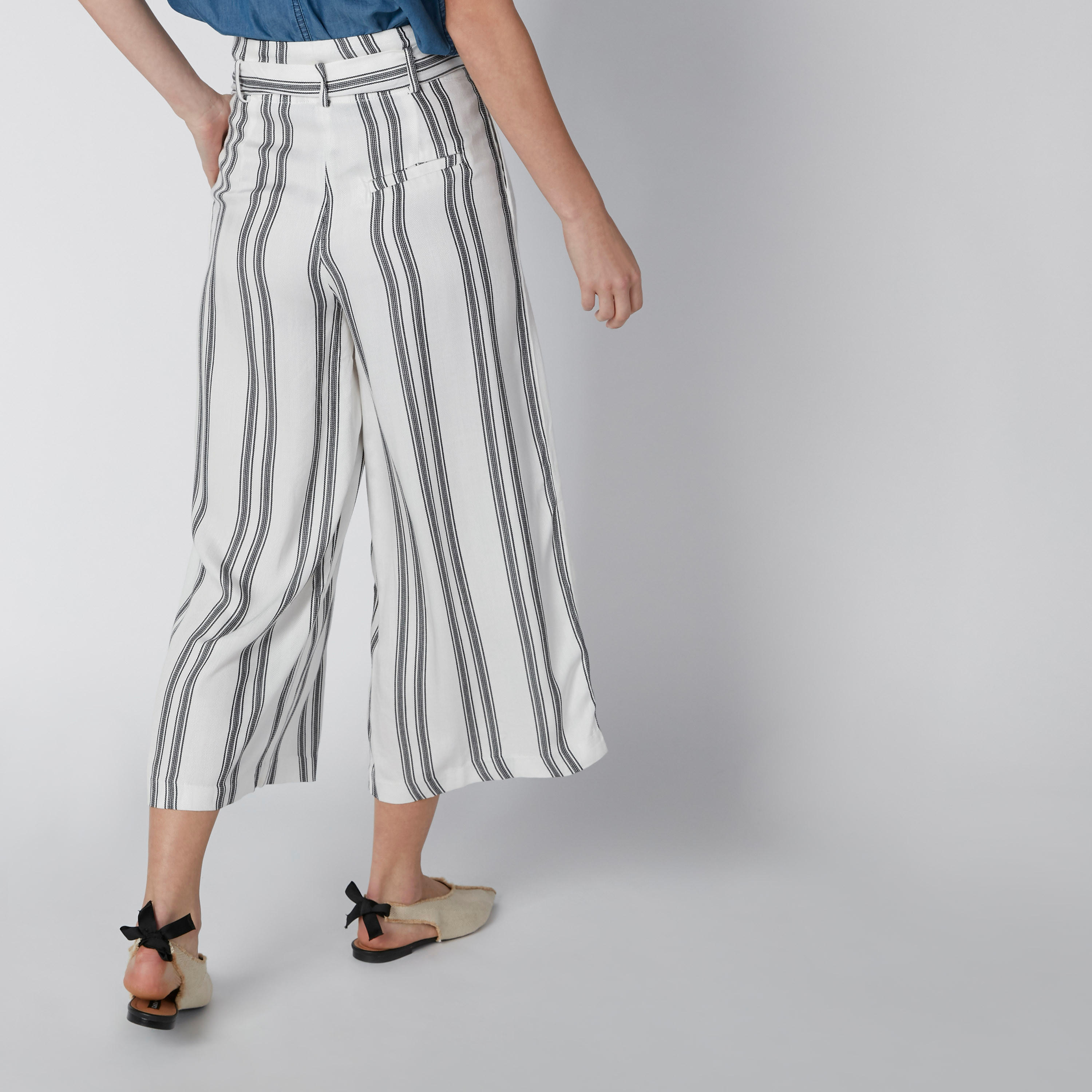 بنطال واسع الساقين مقلّم بقصّة واسعة وأربطة-women-clothing-bottoms-trousers-image-2