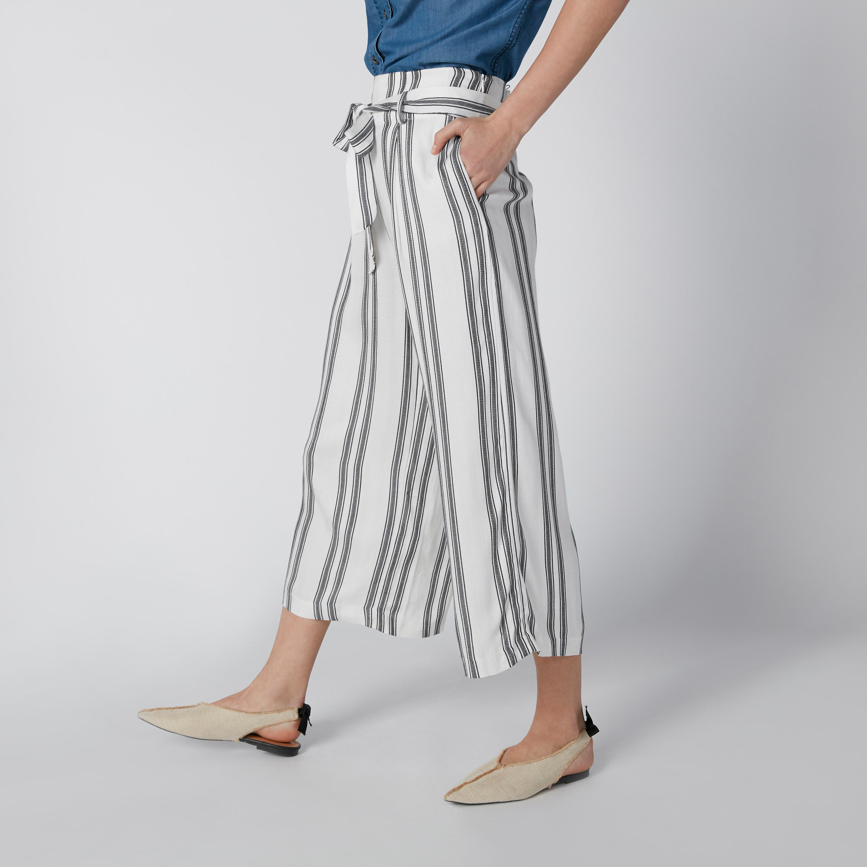 بنطال واسع الساقين مقلّم بقصّة واسعة وأربطة-women-clothing-bottoms-trousers-image-4