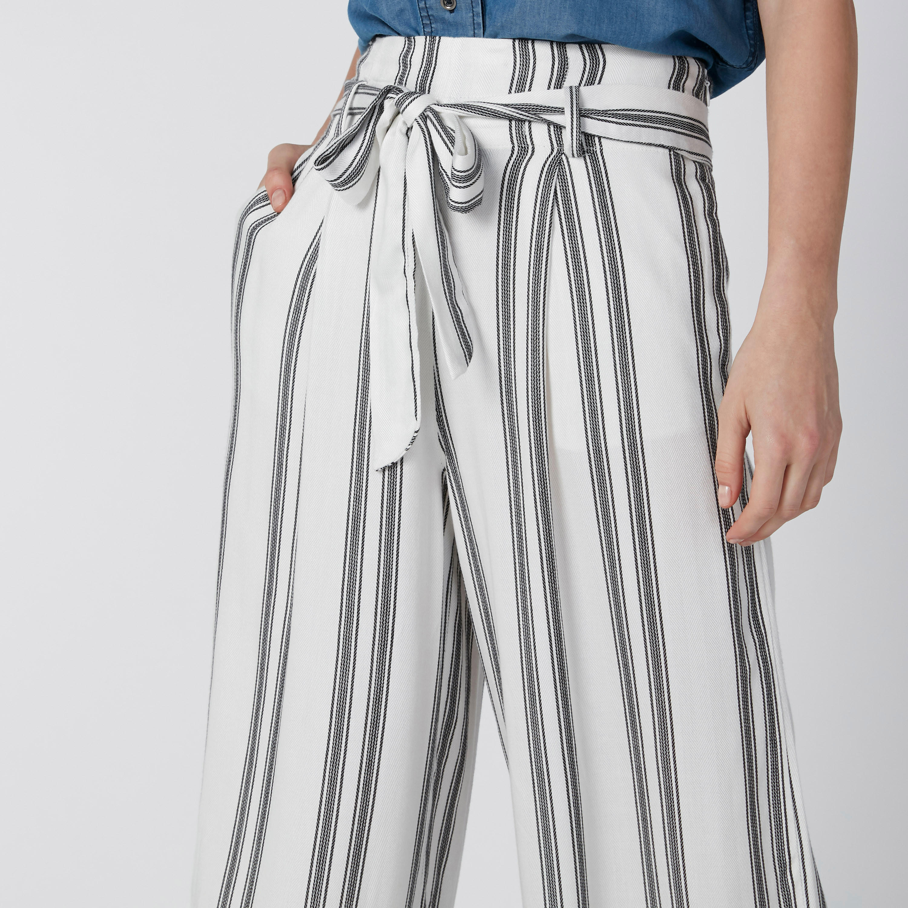 بنطال واسع الساقين مقلّم بقصّة واسعة وأربطة-women-clothing-bottoms-trousers-image-5