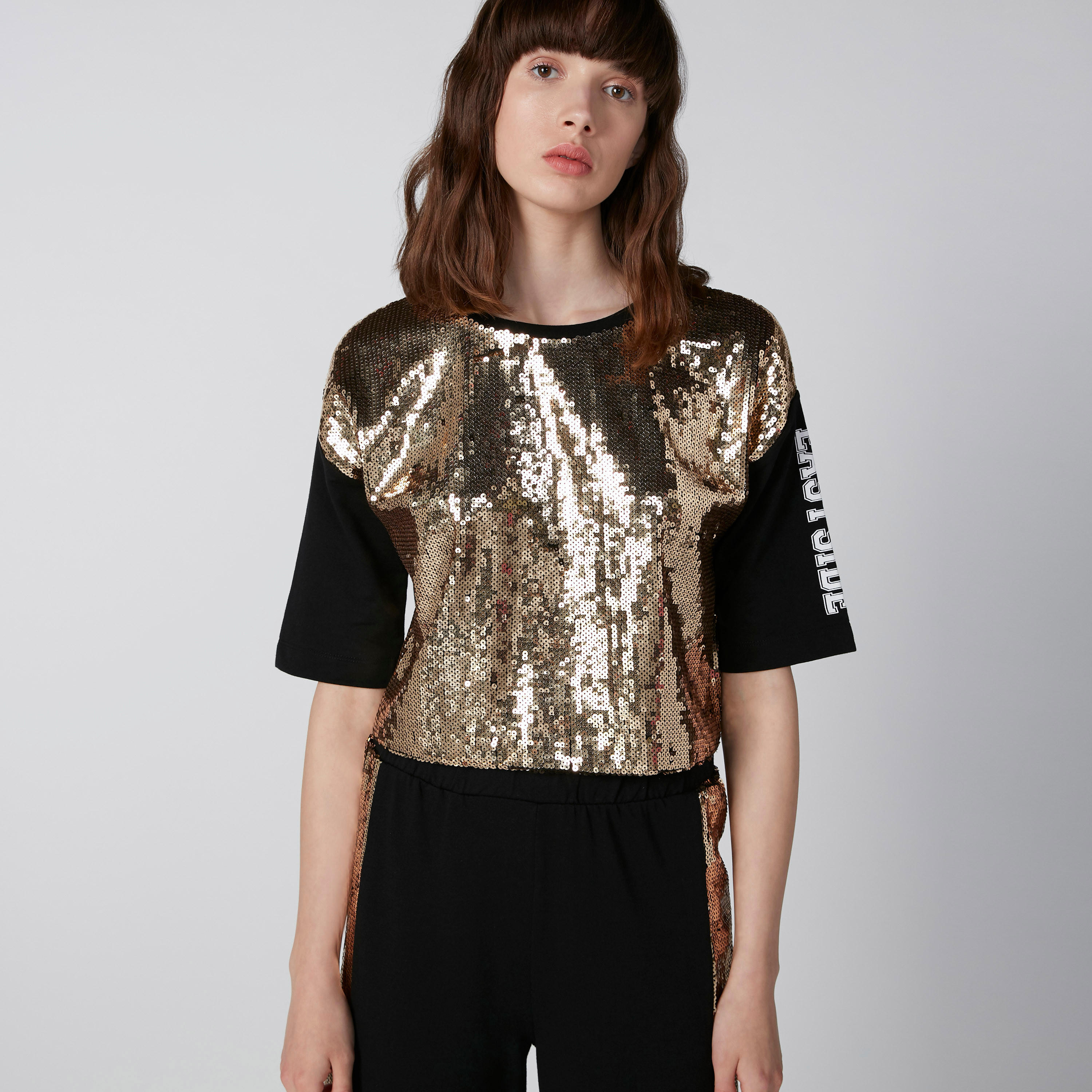 بلوزة بتفاصيل ترتر وأكمام قصيرة بطبعات-women-clothing-tshirts-image-1