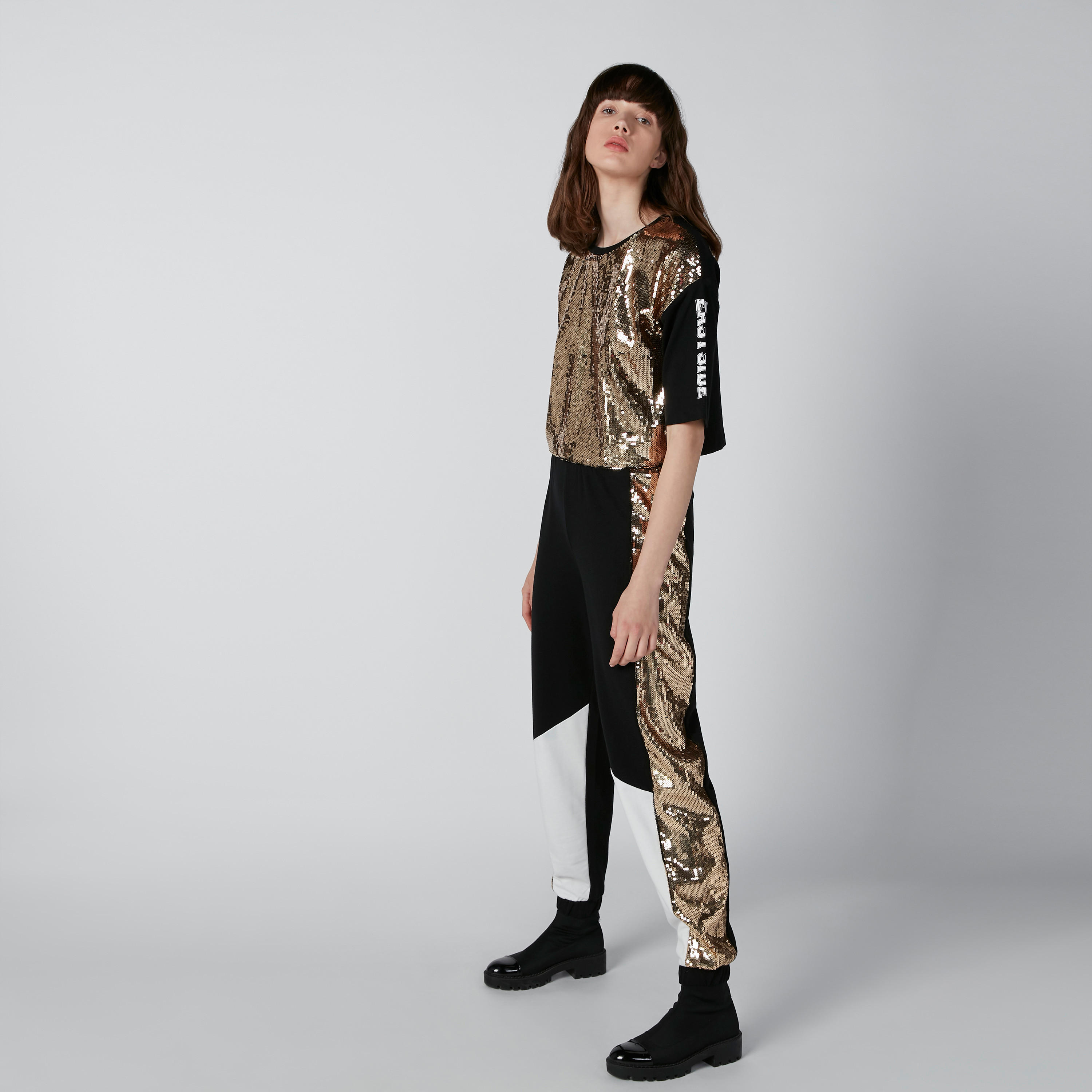 بلوزة بتفاصيل ترتر وأكمام قصيرة بطبعات-women-clothing-tshirts-image-4