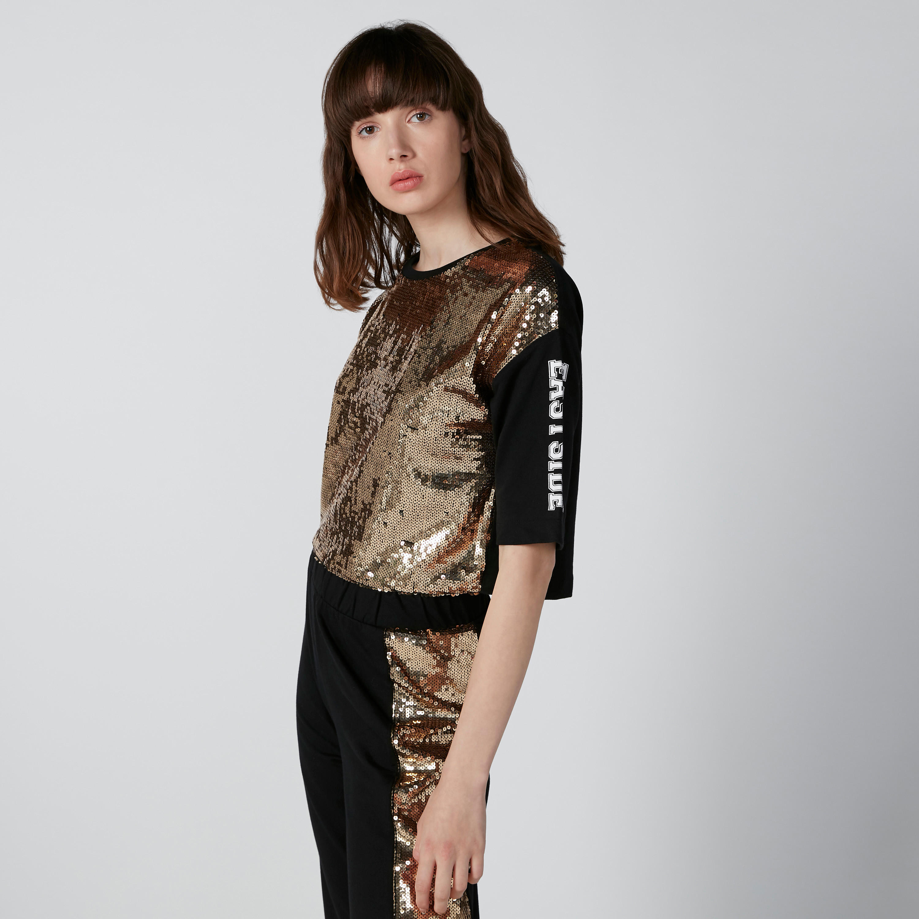 بلوزة بتفاصيل ترتر وأكمام قصيرة بطبعات-women-clothing-tshirts-image-2