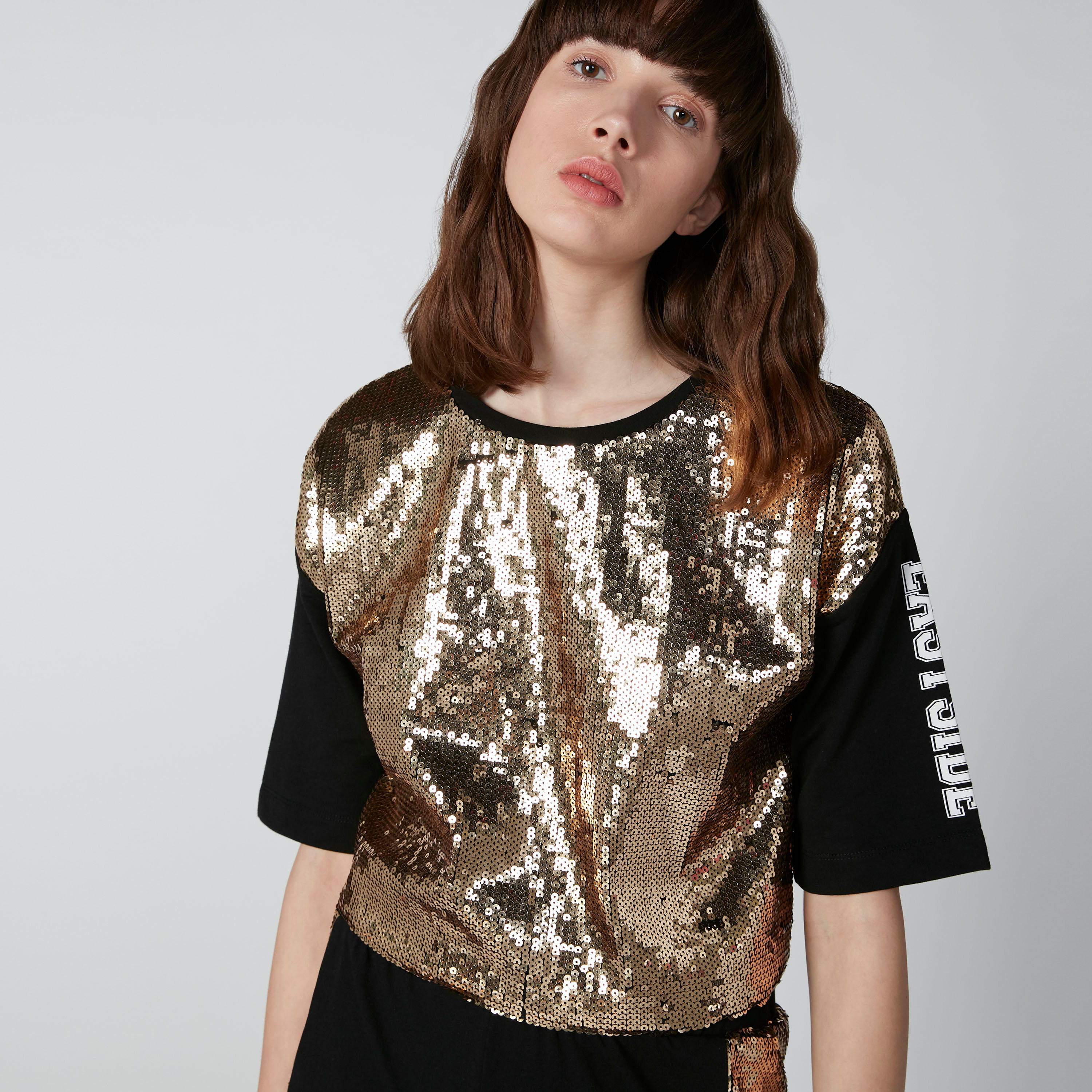 بلوزة بتفاصيل ترتر وأكمام قصيرة بطبعات-women-clothing-tshirts-image-5