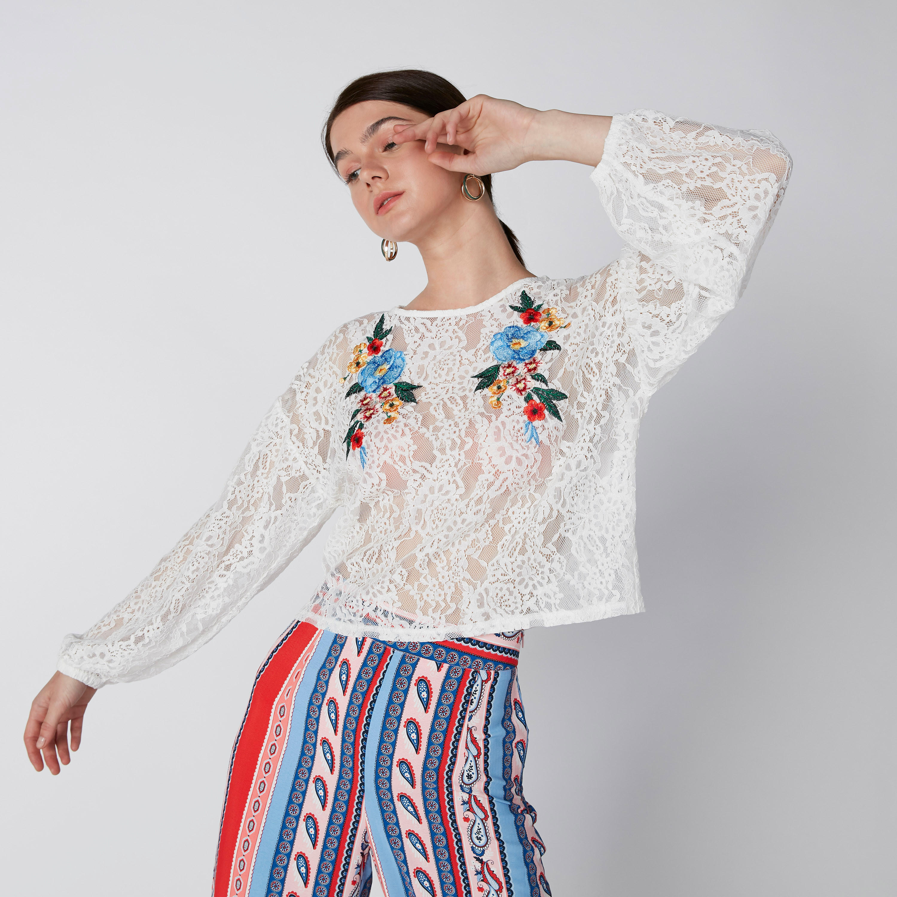 بلوزة بياقة مستديرة وأكمام طويلة وتفاصيل دانتيل-women-clothing-shirtsandblouses-blouses-image-1