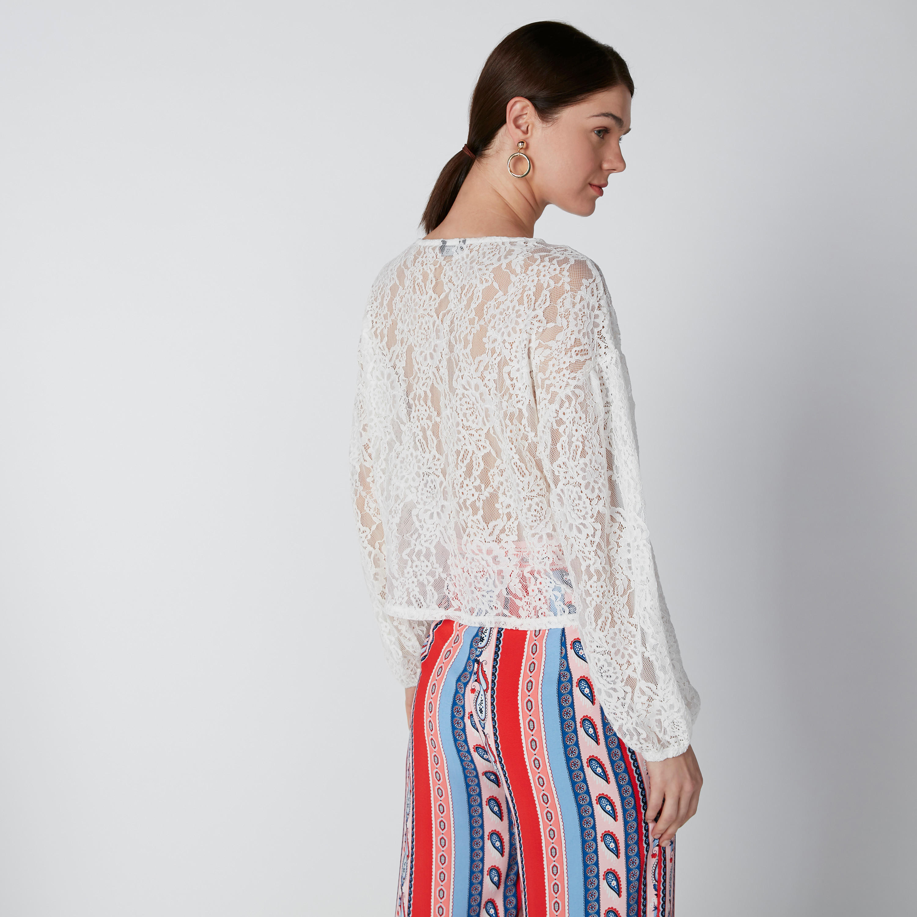 بلوزة بياقة مستديرة وأكمام طويلة وتفاصيل دانتيل-women-clothing-shirtsandblouses-blouses-image-2