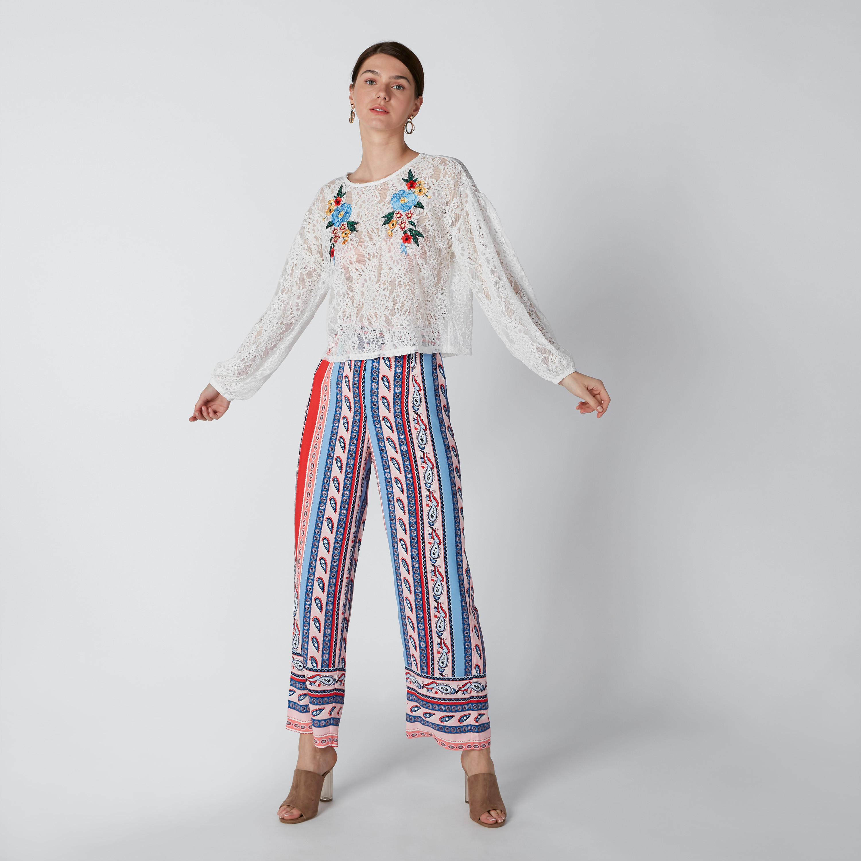 بلوزة بياقة مستديرة وأكمام طويلة وتفاصيل دانتيل-women-clothing-shirtsandblouses-blouses-image-3