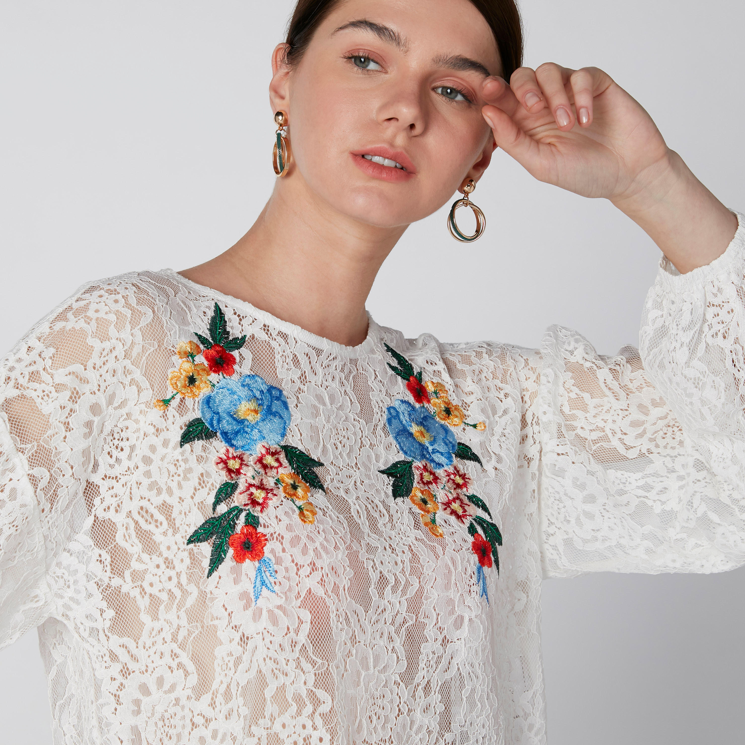 بلوزة بياقة مستديرة وأكمام طويلة وتفاصيل دانتيل-women-clothing-shirtsandblouses-blouses-image-4