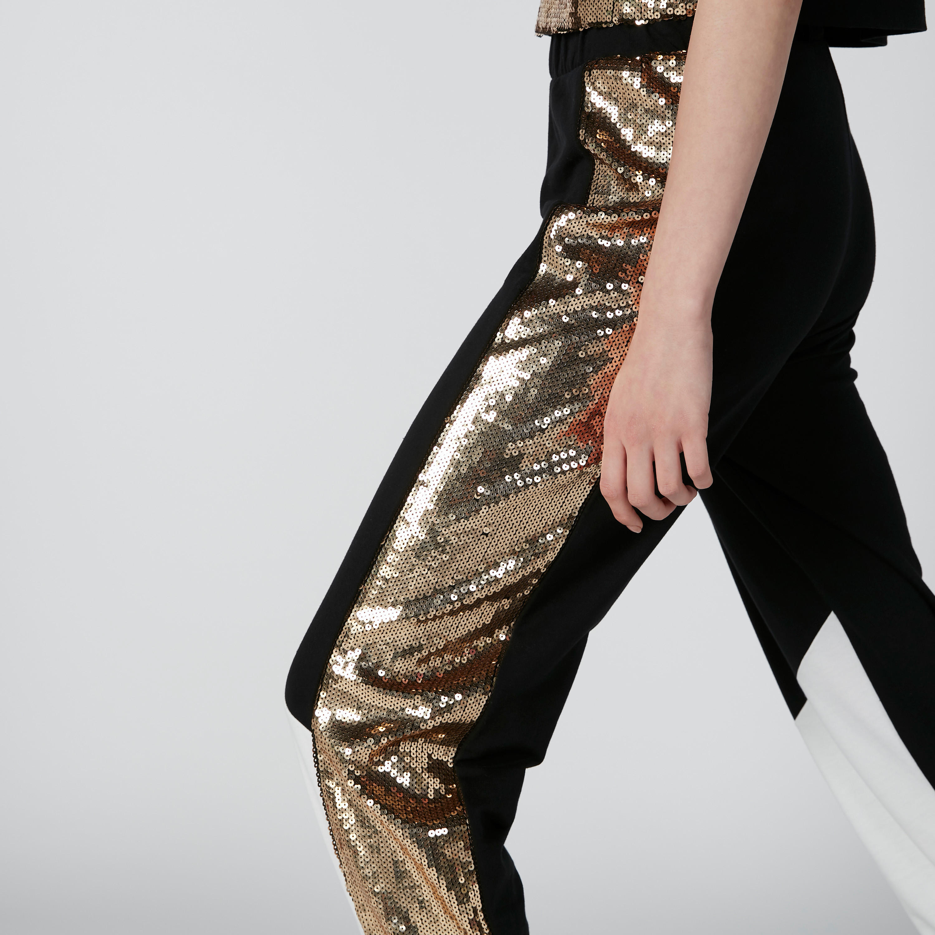 بنطال رياضي بقصّة سليم وتفاصيل ترتر-women-clothing-bottoms-joggers-image-5