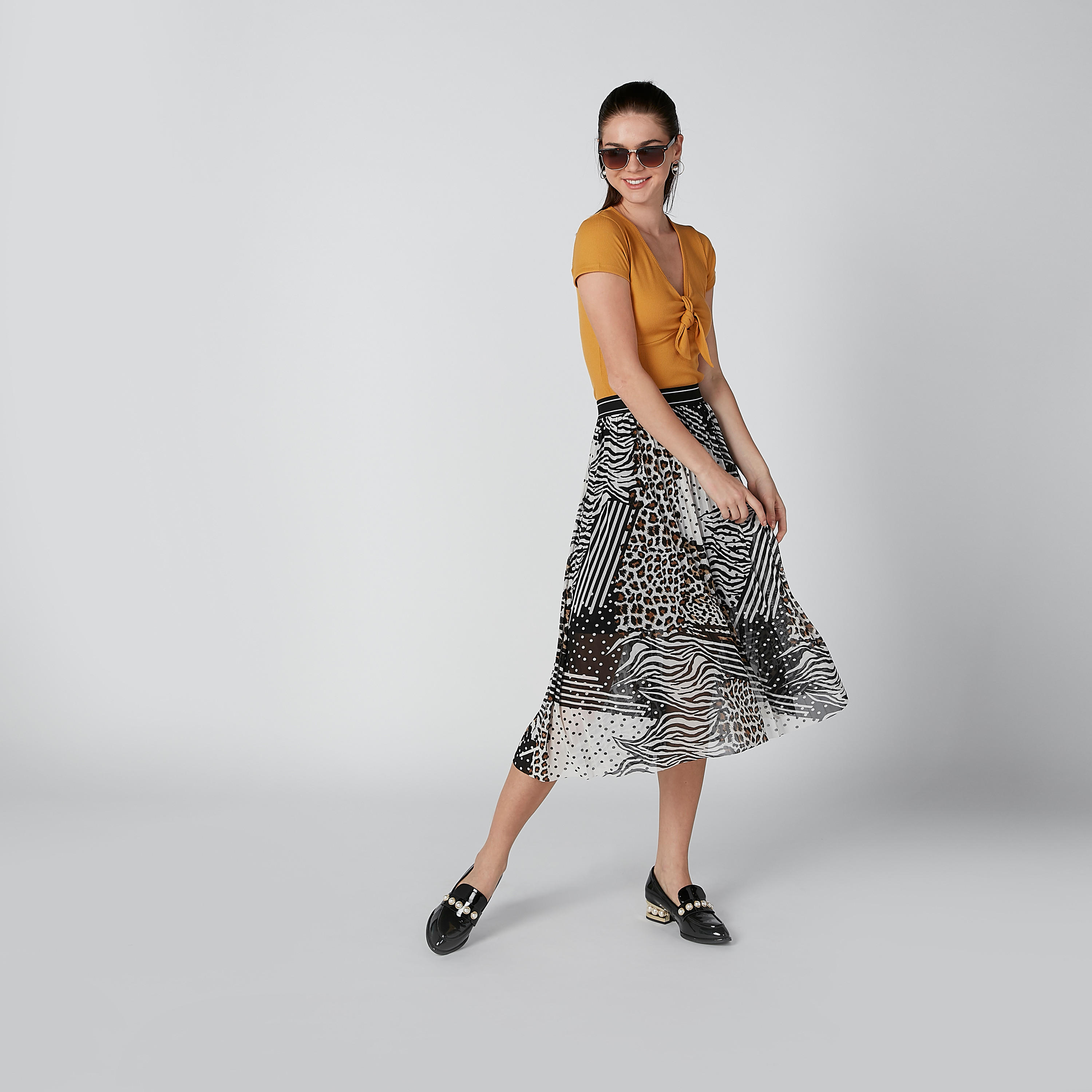 تنورة متوسطة الطول بخصر مطّاطي وطبعات-women-clothing-bottoms-skirts-image-1