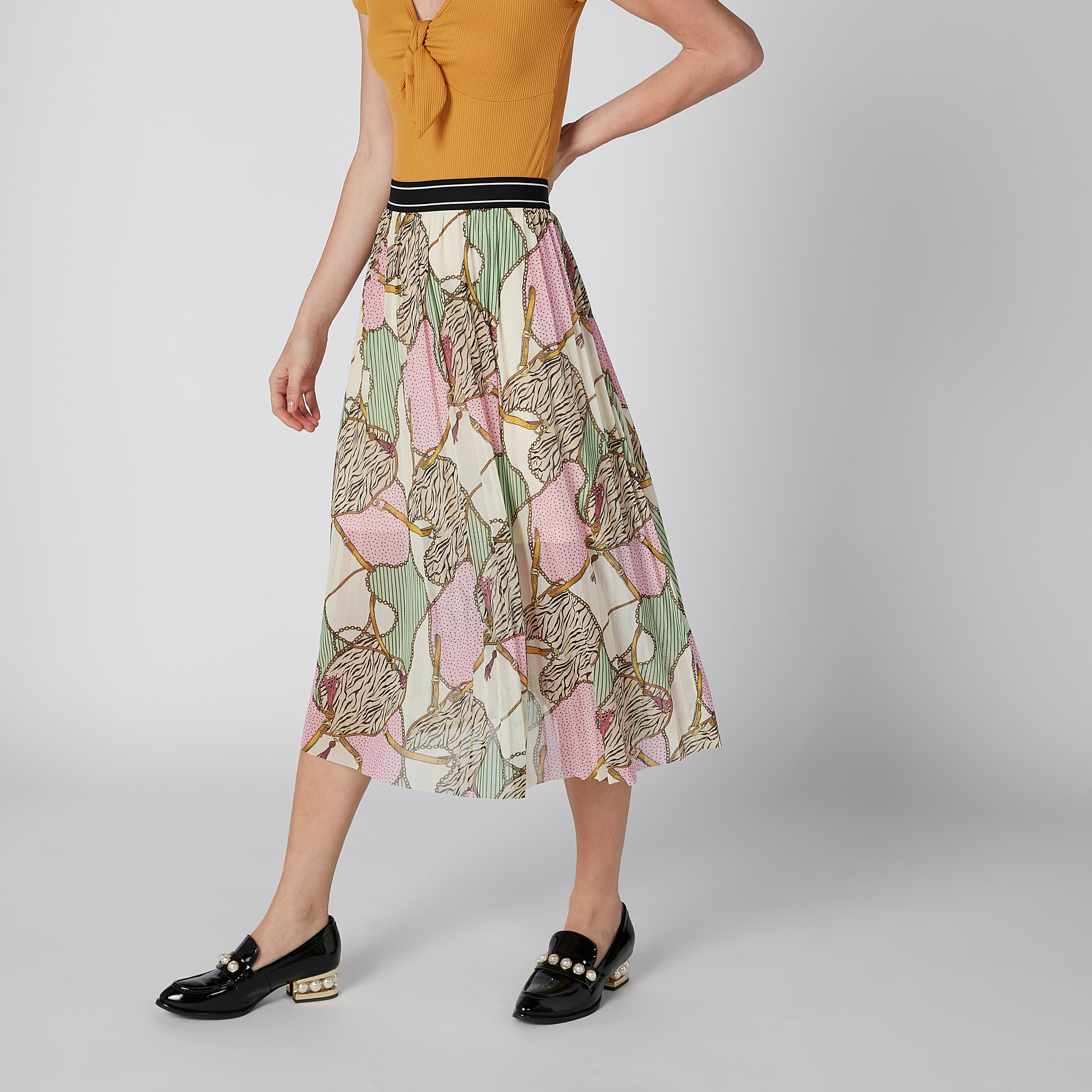 تنورة إيه لاين متوسطة الطول بخصر مطّاطي وثنيات وطبعات-women-clothing-bottoms-skirts-image-1