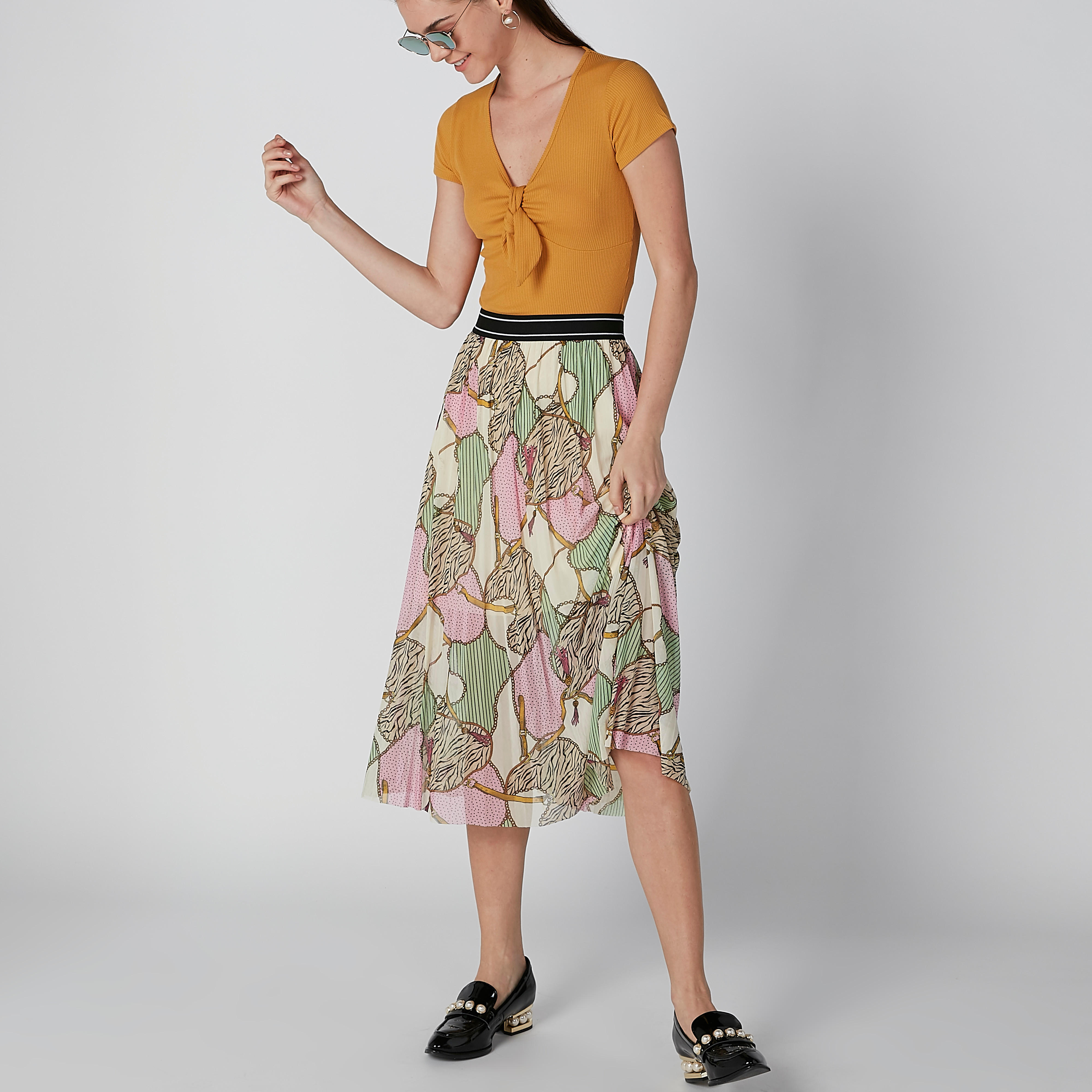 تنورة إيه لاين متوسطة الطول بخصر مطّاطي وثنيات وطبعات-women-clothing-bottoms-skirts-image-3